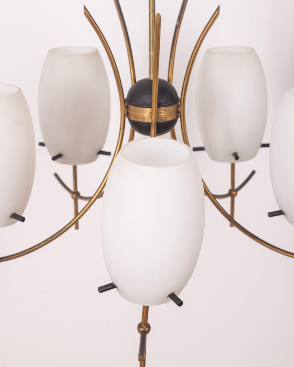 Lampadario vintage anni 60 in ottone e vetro bianco design Italiano For Sale 1