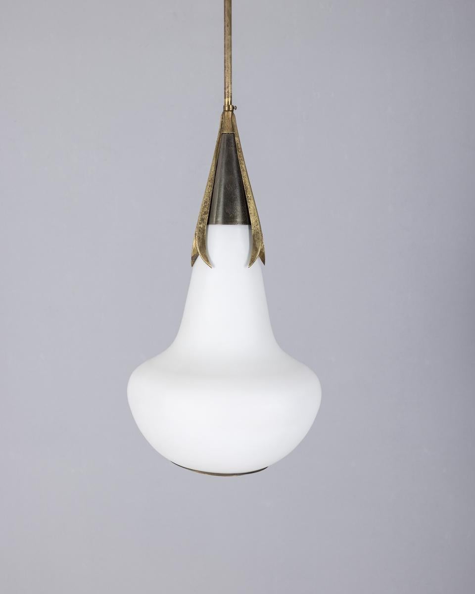 Lampadario con struttura in metallo e ottone dorato, paralume in vetro opalino, design Stilnovo, anni 60.

CONDIZIONI:
In buone condizioni, funzionante, presenta segni d'usura dati dal tempo.

DIMENSIONI: 
Altezza 75 cm; Diametro 24 cm;

MATERIALI: