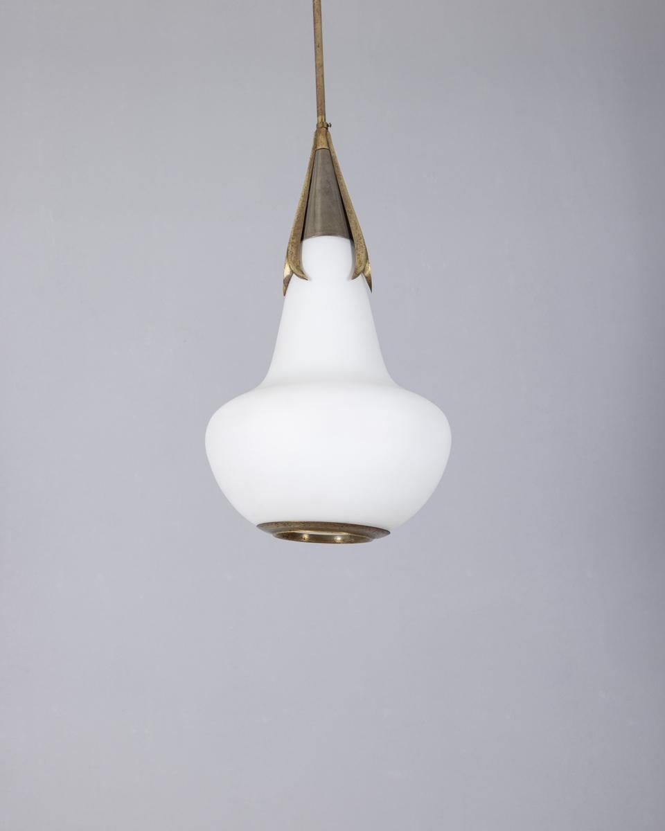 Mid-Century moderno Lampadario vintage anni 60 in ottone e vetro opalino design Stilnovo in vendita