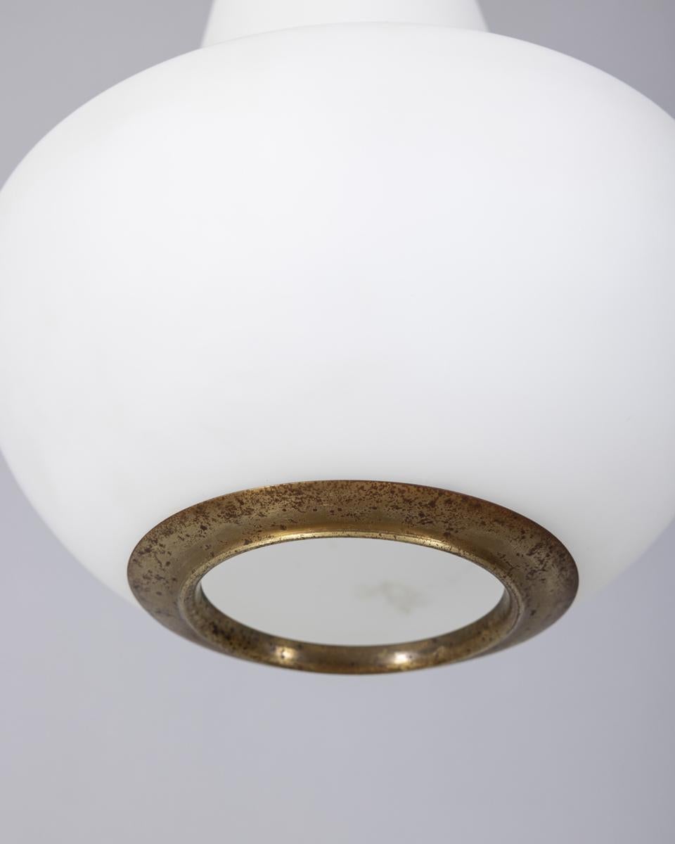 Lampadario vintage anni 60 in ottone e vetro opalino design Stilnovo In condizioni buone in vendita a None, IT