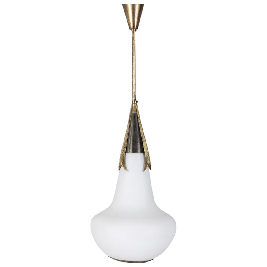 Lampadario vintage anni 60 in ottone e vetro opalino design Stilnovo in vendita
