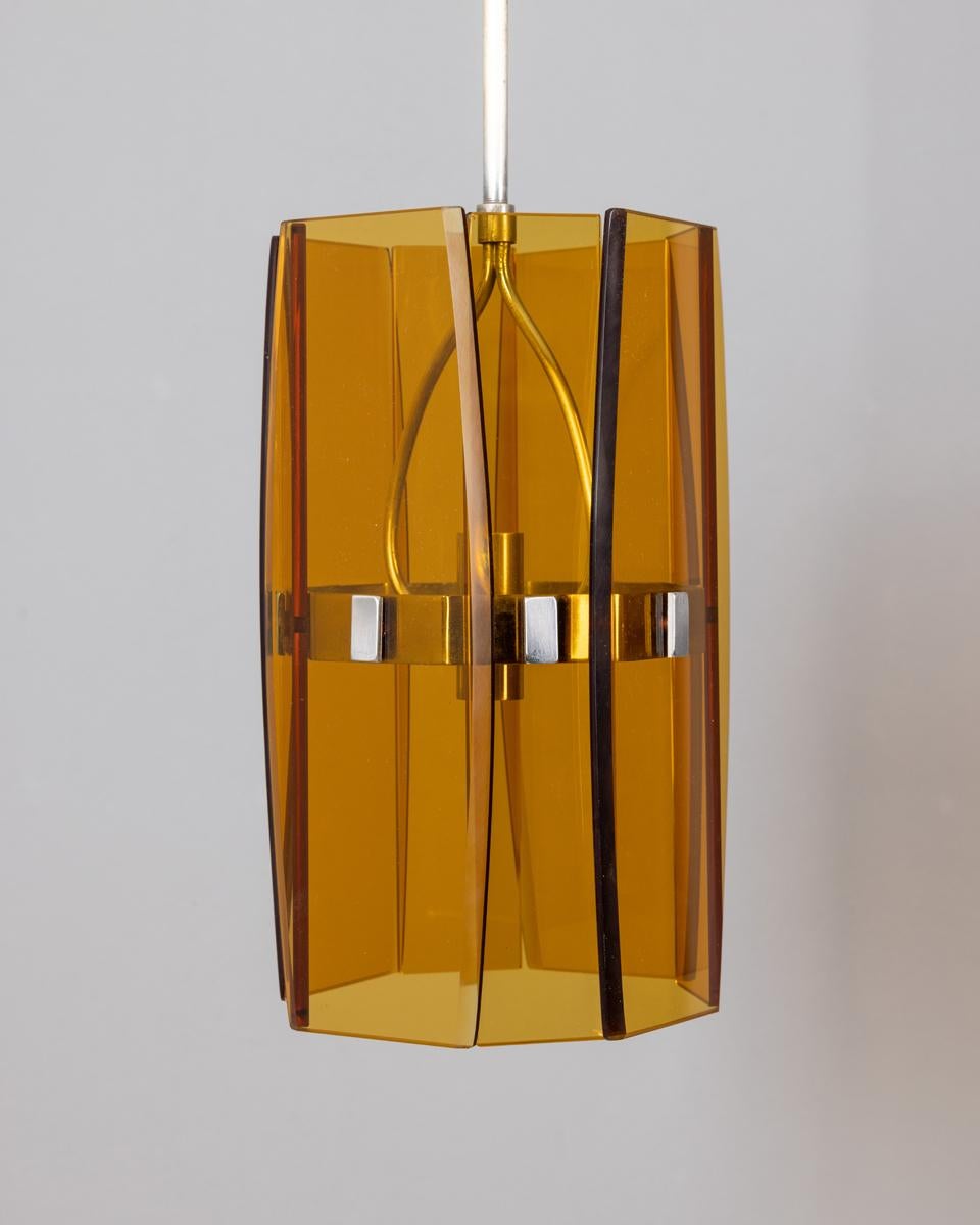Lampadario con struttura in ottone dorato, pannelli in vetro ambrato, design Italiano, anni 60.

CONDIZIONI:
In buone condizioni, funzionante, può presentare segni d'usura dati dal tempo.

DIMENSIONI: 
Altezza 94 cm; Diametro 16 cm

MATERIALI: