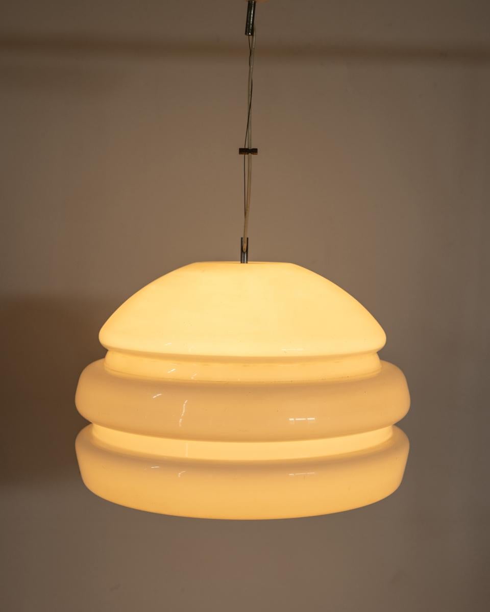 Gran lámpara de araña de plástico blanco con inserciones de metal cromado.
Modelo Bud, diseño Studio 6G para Harvey Guzzini, años sesenta.

ESTADO: En buen estado de funcionamiento, puede mostrar signos de desgaste por el paso del