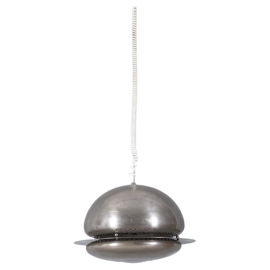 Lustre en laiton nickelé et verre pressé dans la partie inférieure. La partie en verre et les trous dans la partie centrale de la structure servent de diffuseur. Modèle Nictea, design Afra et Tobia Scarpa pour Flos, années 1960.

CONDITION :
En bon