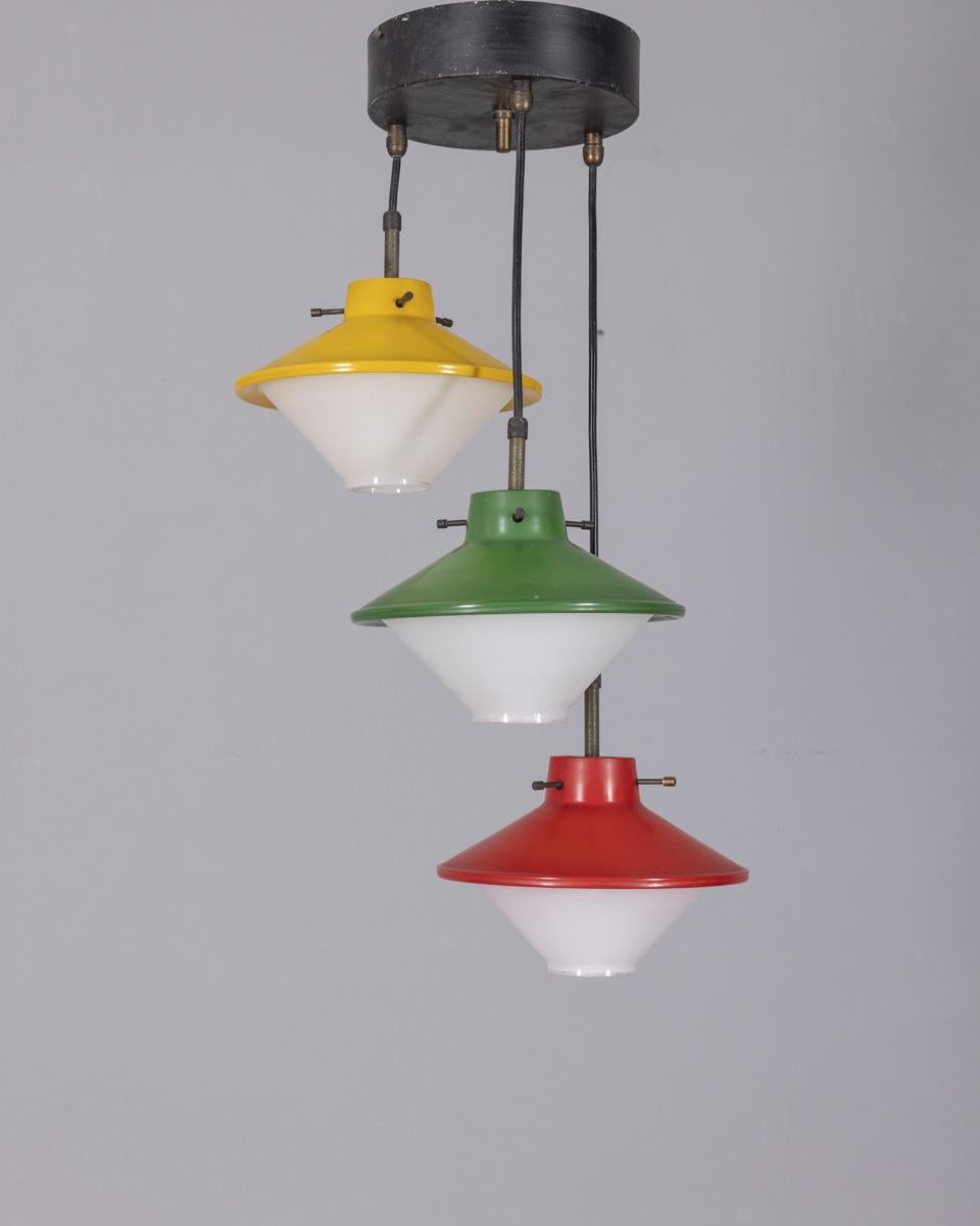 Dreiflammiger Hängeleuchter mit farbigen Glasschirmen. Die Lampenschirme sind vollständig aus Glas. Stilnovo Entwurf, 1960er Jahre.

ZUSTAND:
In gutem, funktionsfähigem Zustand, weist altersbedingte Gebrauchsspuren auf.

ABMESSUNGEN:
Höhe 60 cm;