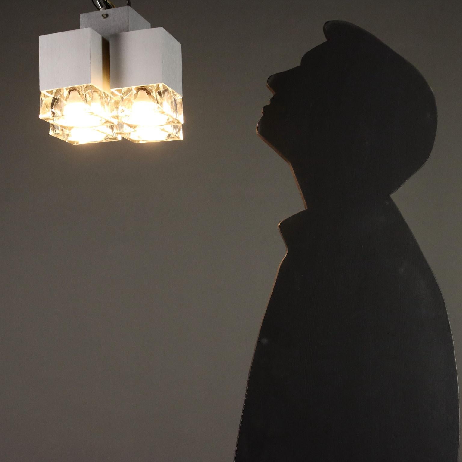 Lampadario, struttura in alluminio cromato, diffusori in vetro. 
