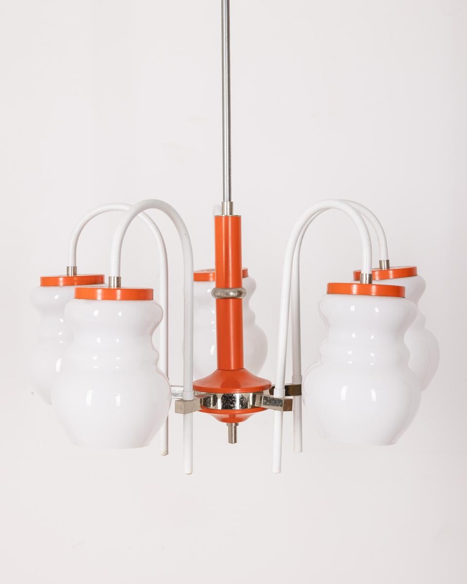 Lustre avec cadre métallique blanc et orange et abat-jour en verre blanc à cinq lumières, design italien, années 1970.

ÉTAT : En bon état de fonctionnement, peut présenter des signes d'usure au fil du temps.

DIMENSIONS : Hauteur 95 cm ; Diamètre