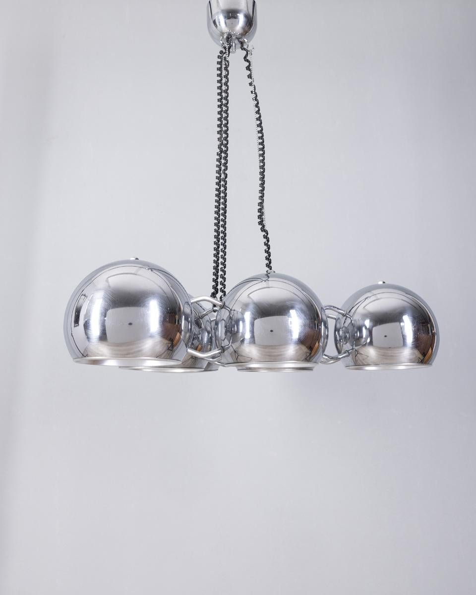 Lampadario a sei luci con struttura in metallo cromato, design Goffredo Reggiani per Reggiani, anni 70.

CONDIZIONI:
In buone condizioni, funzionante, può presentare segni d'usura dati dal tempo.

DIMENSIONI: 
Altezza 85 cm; Larghezza 70 cm;