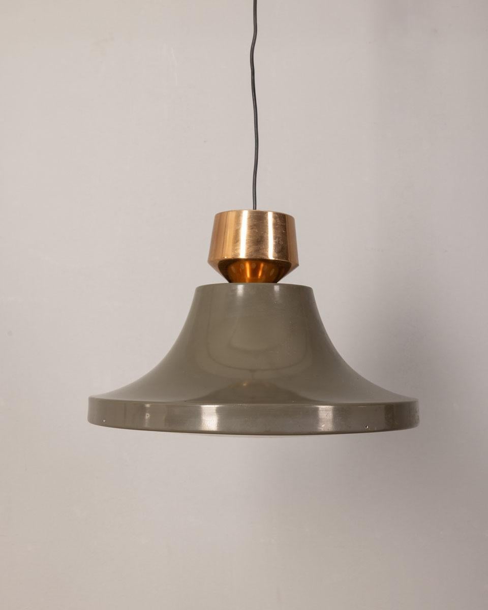 Lampadario in metallo smaltato grigio con paralume in vetro, l'altezza è regolabile, design Italiano, anni 70.

CONDIZIONI:
In buone condizioni, funzionante, può presentare segni d'usura dati dal tempo.

DIMENSIONI: 
Altezza 90 cm; Diametro 41