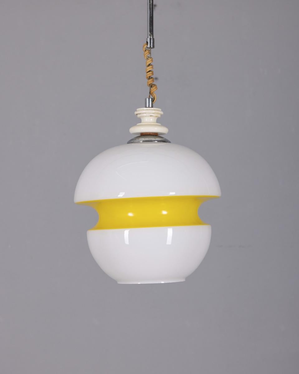 Lampadario con paralume in vetro opalino bianco con striscia centrale gialla, design italiano, anni '70.

CONDIZIONE:
In buone condizioni, funzionante, può presentare segni di usura dovuti all'età.

DIMENSIONI:
Altezza 55 cm; Diametro 22