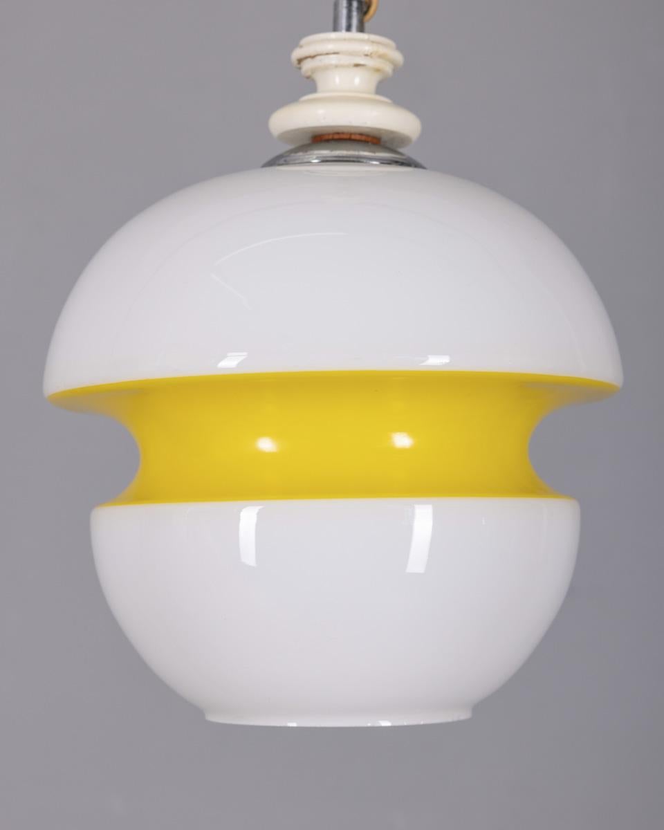 Space Age Lampadario vintage anni 70 in vetro bianco e giallo design Italiano in vendita