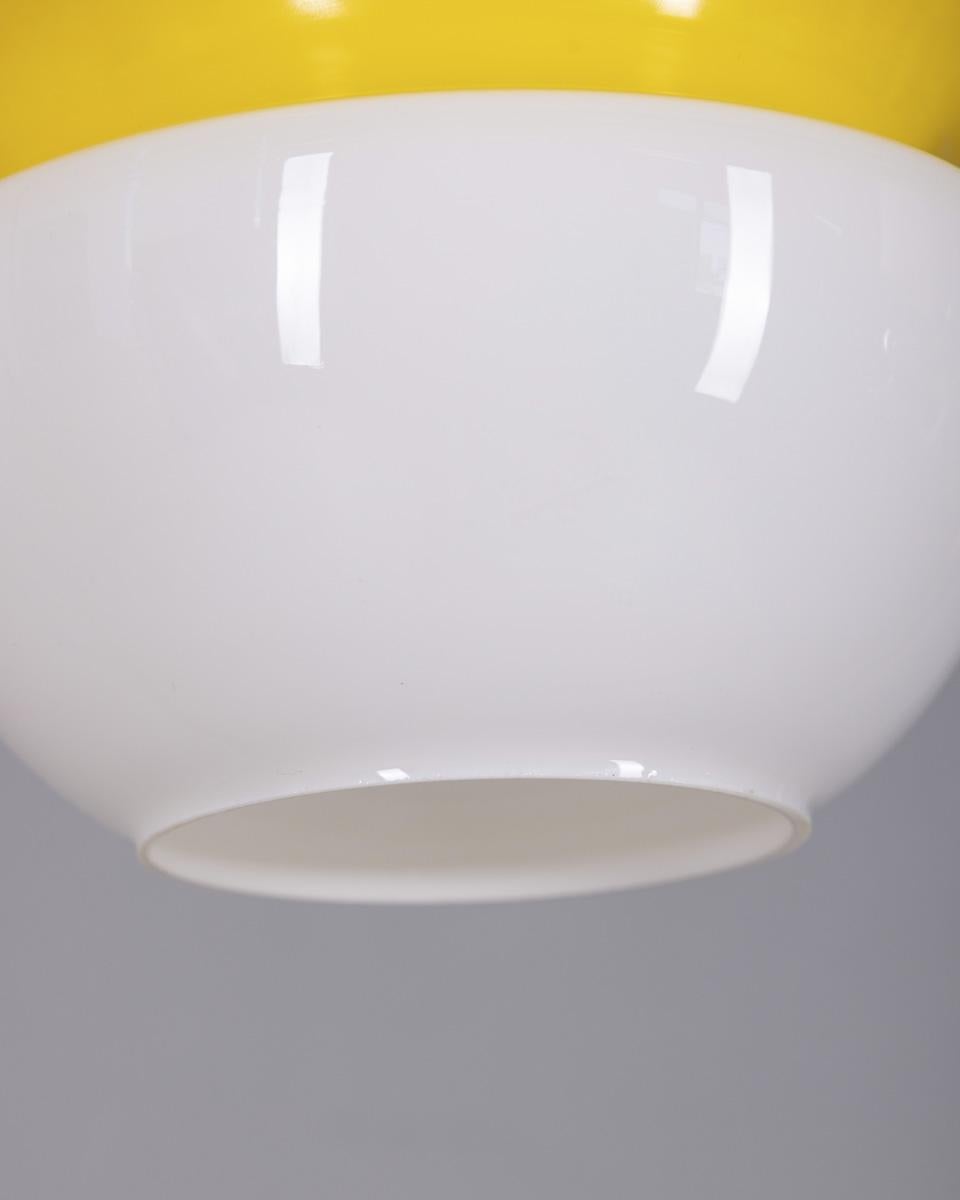 Lampadario vintage anni 70 in vetro bianco e giallo design Italiano In condizioni buone in vendita a None, IT