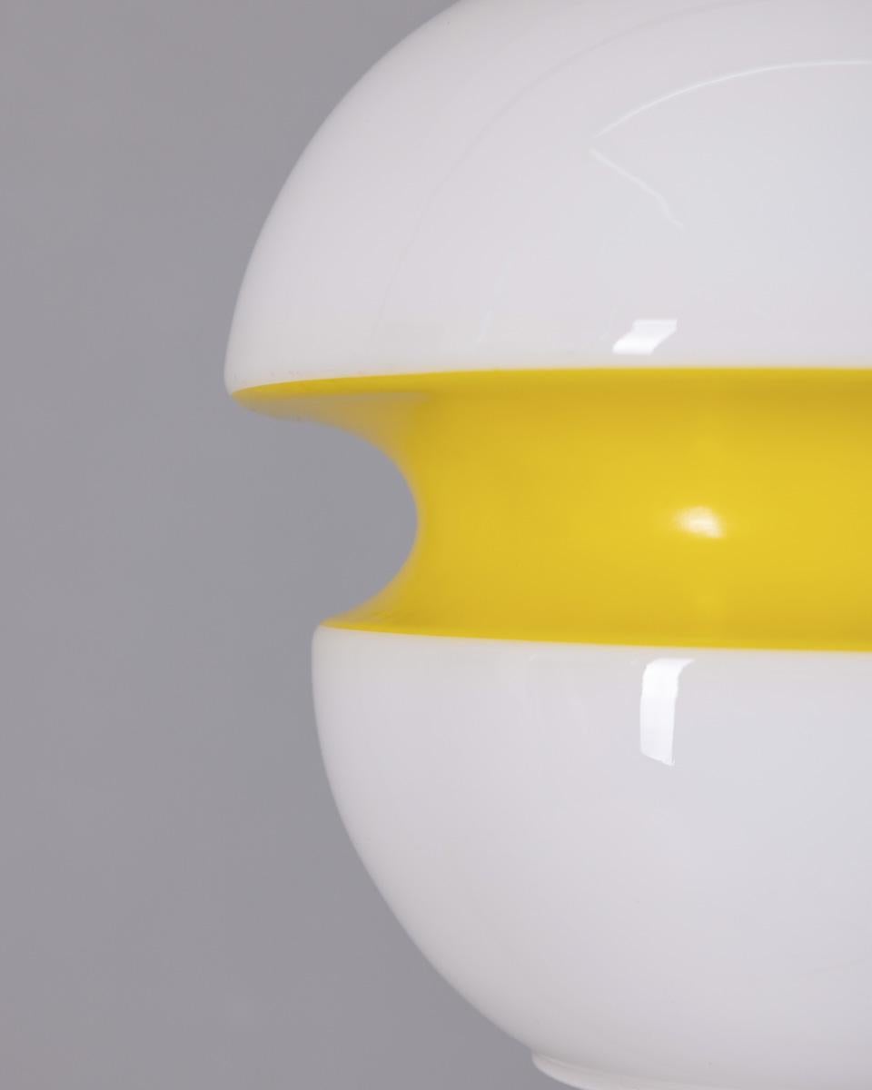 Lampadario vintage anni 70 in vetro bianco e giallo design Italiano in vendita 1