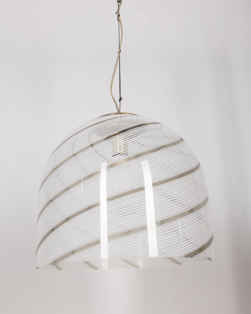 Grand lustre suspendu en verre de Murano décoré, années 1970, design italien.

ÉTAT : En bon état de fonctionnement, peut présenter de légers signes d'usure au fil du temps.

DIMENSIONS : Hauteur 90 cm ; Diamètre 40 cm

MATÉRIAU : verre

Année de