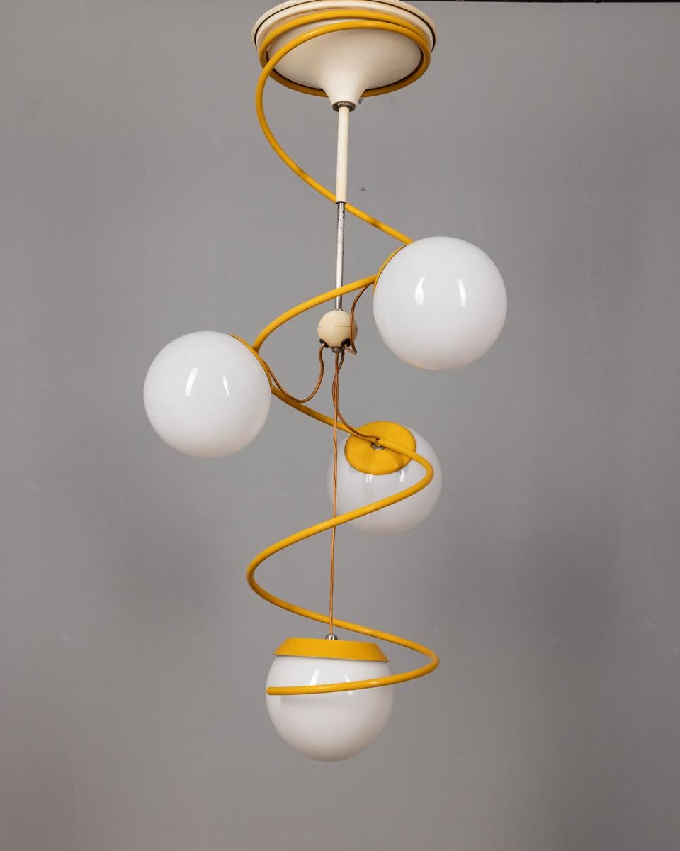 Lustre à quatre lumières en métal jaune avec des abat-jours sphériques en verre blanc, design italien, années 1970.

CONDITION :
En bon état de fonctionnement, peut présenter des signes d'usure dus au temps.

DIMENSIONS :
Hauteur 93 cm ; Diamètre 45