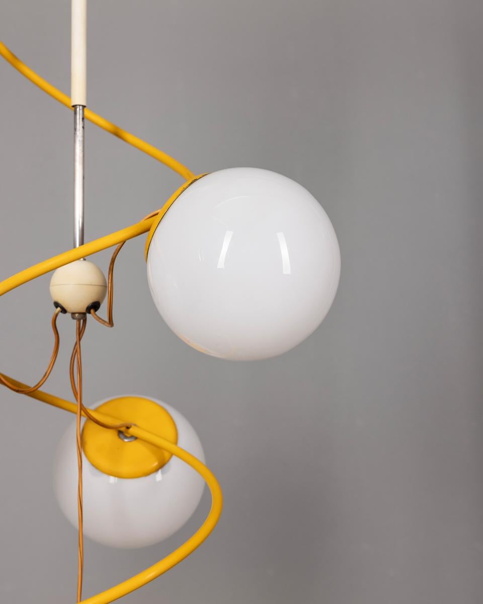 Italian Lustre vintage des années 70 en verre et métal jaune de l'âge de l'espace design italien en vente