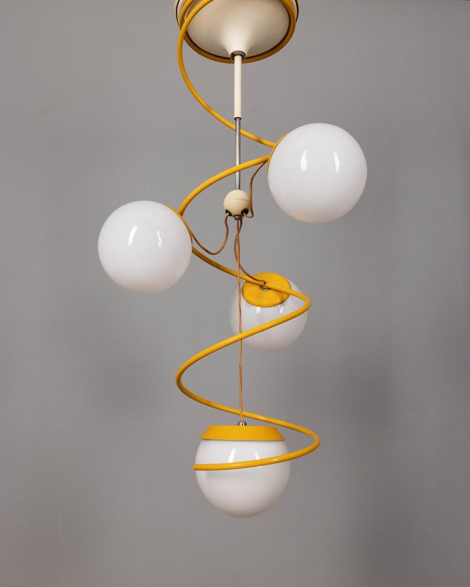 Late 20th Century Lustre vintage des années 70 en verre et métal jaune de l'âge de l'espace design italien en vente