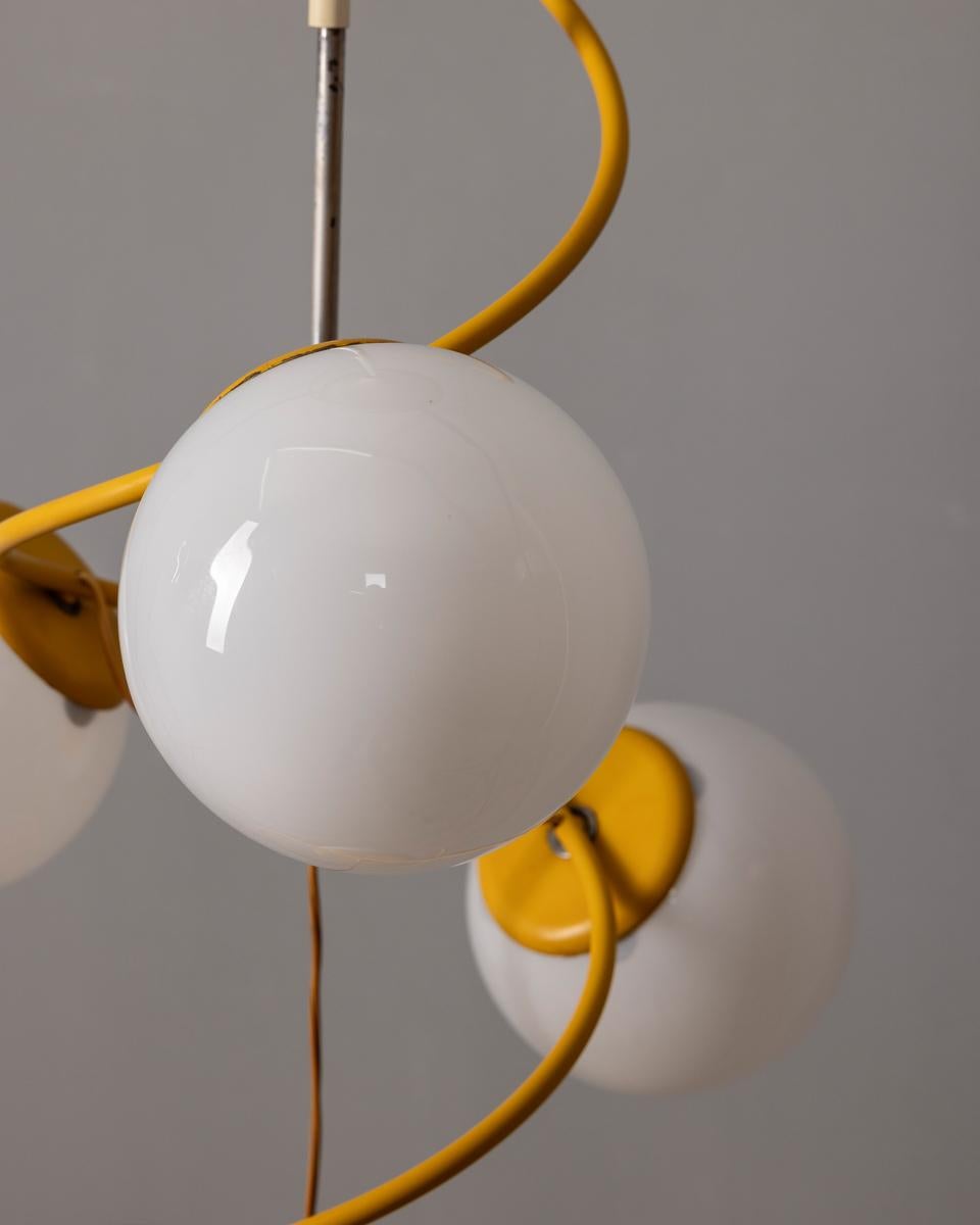 Métal Lustre vintage des années 70 en verre et métal jaune de l'âge de l'espace design italien en vente