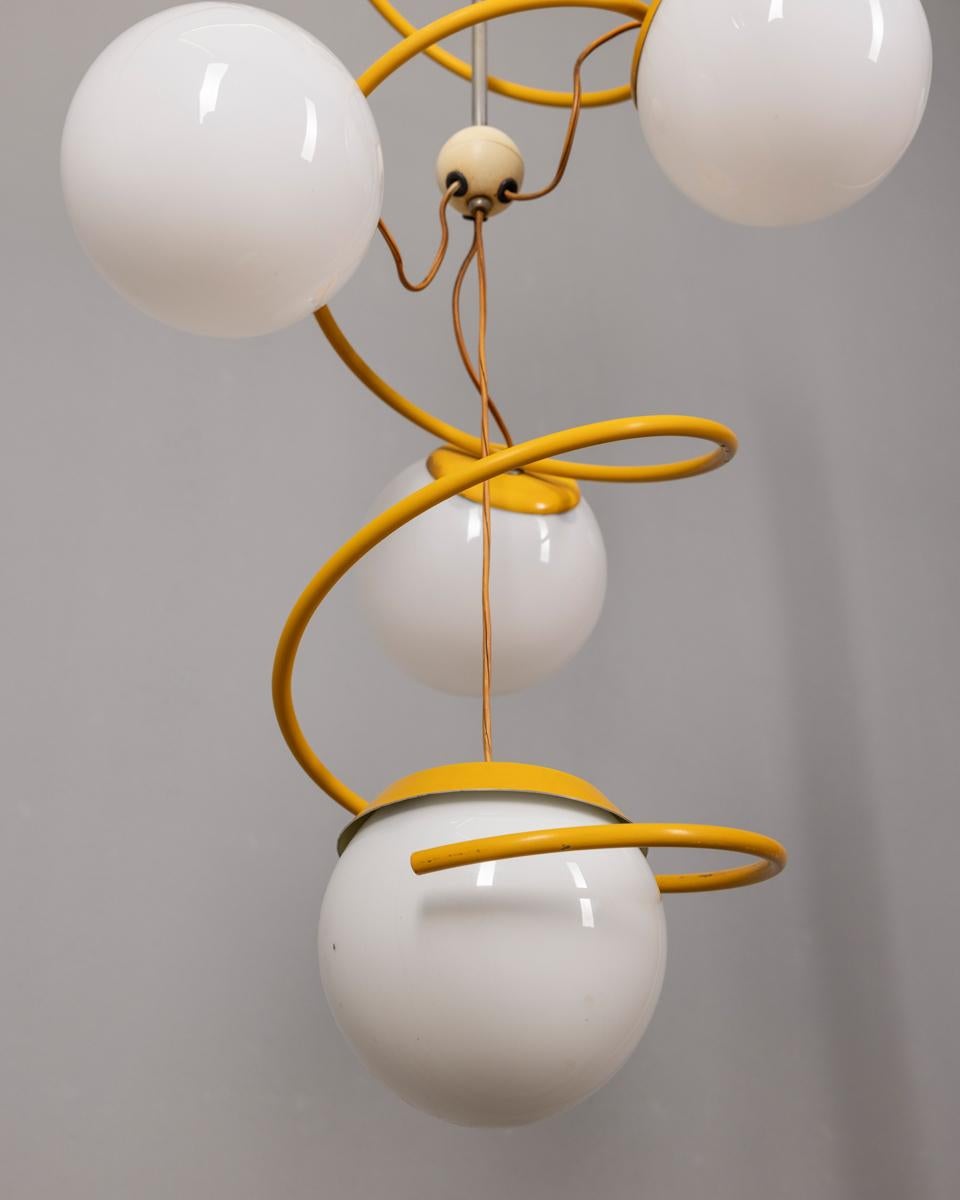 Lustre vintage des années 70 en verre et métal jaune de l'âge de l'espace design italien en vente 1