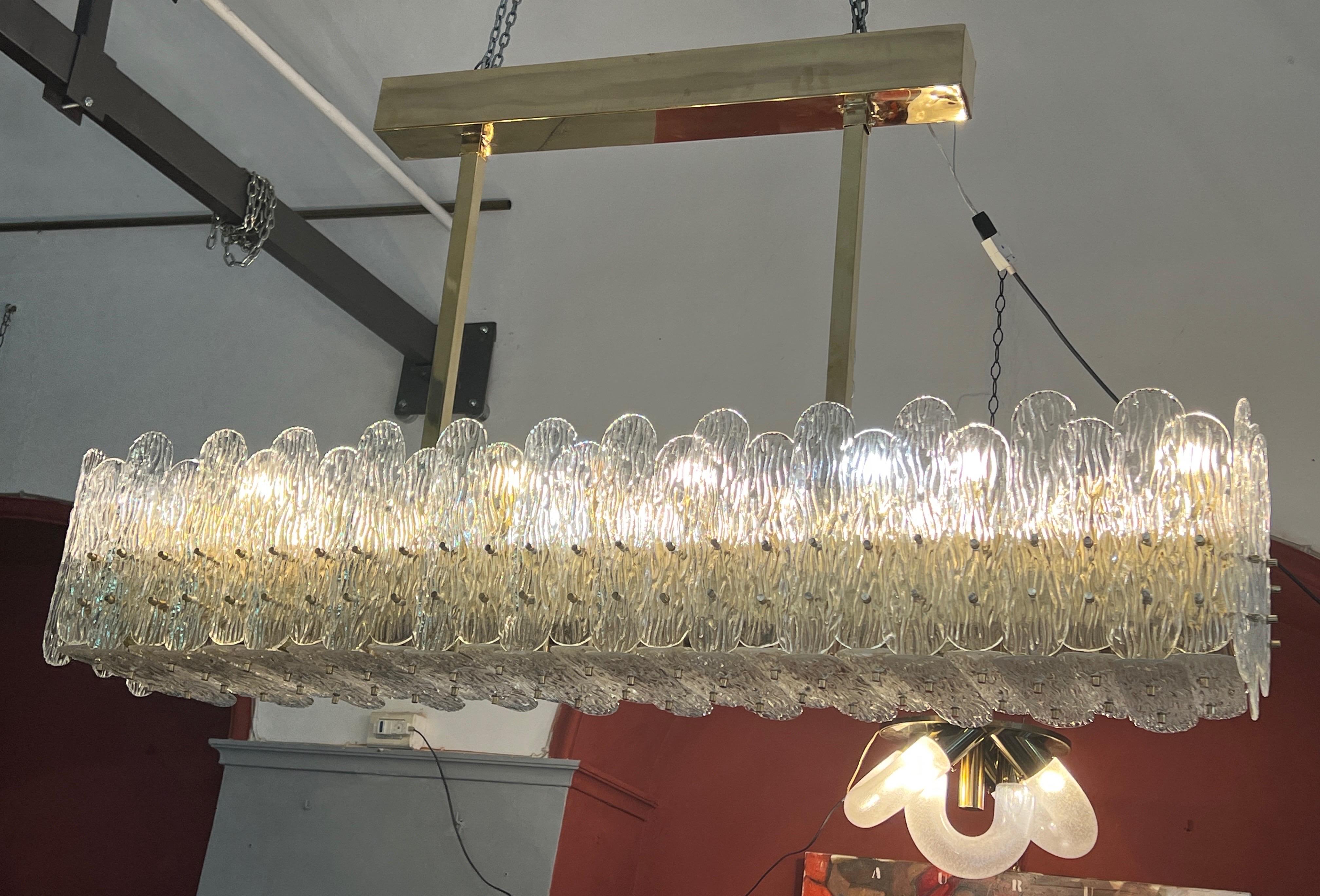 Lampadario Vintage Rettangolare con Foglie in Vetro di Murano trasparente con finiture in ottone. Il lampadario persa circa 100 kg e ha 25 lampadine.