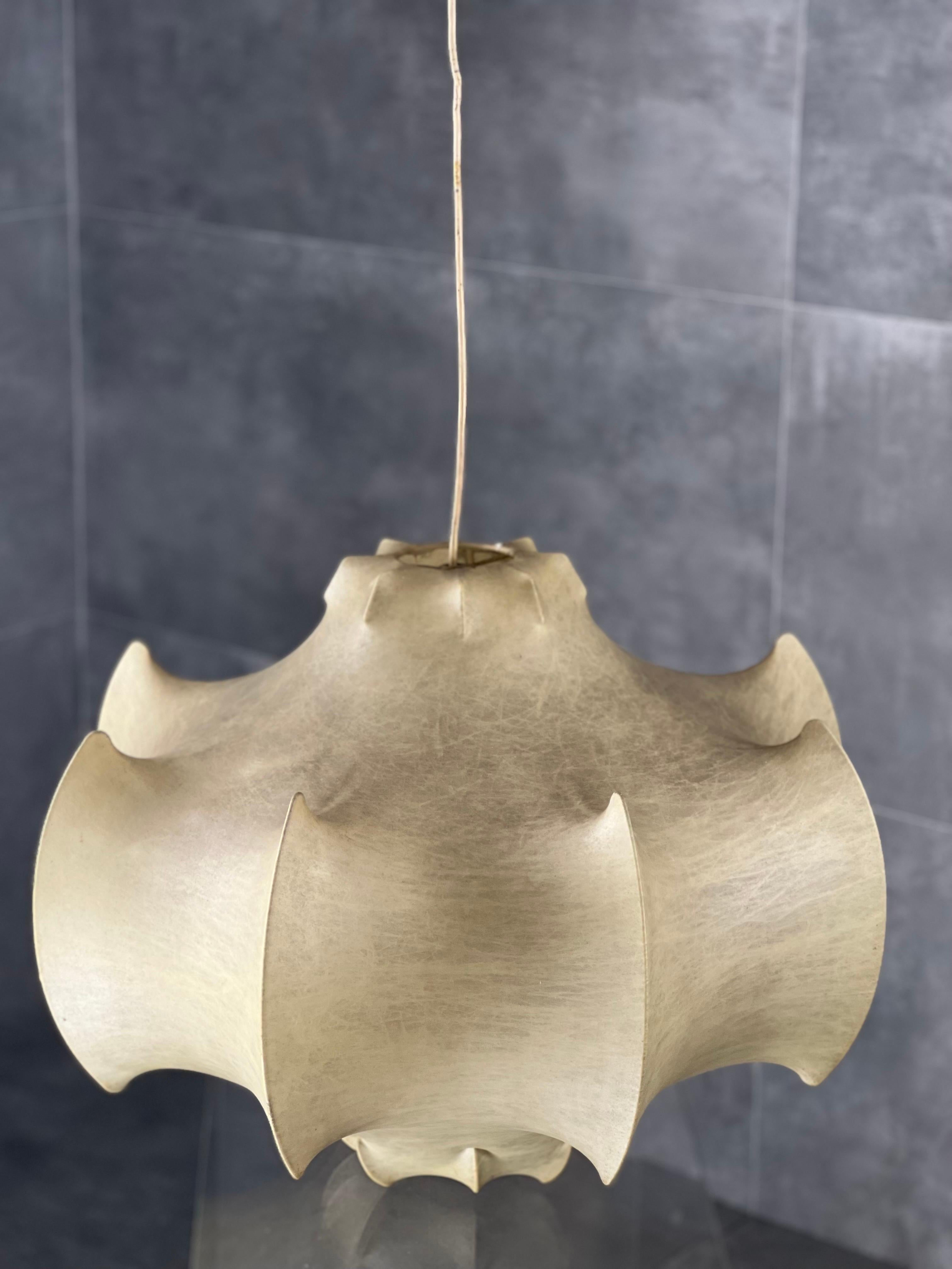 Suspension lamp made with cocoon technique, designed by Achille and Pier Giacomo Castiglioni and produced by Flos in Italy during the 1960s. 