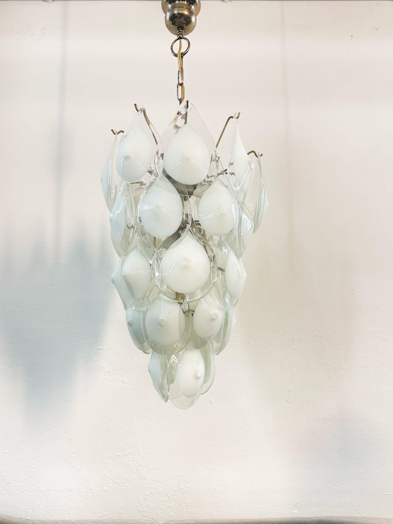 Magnifique lustre avec cadre en métal doré et pendentifs en verre soufflé de Murano par Gino Vistosi, Italie vers les années 1960