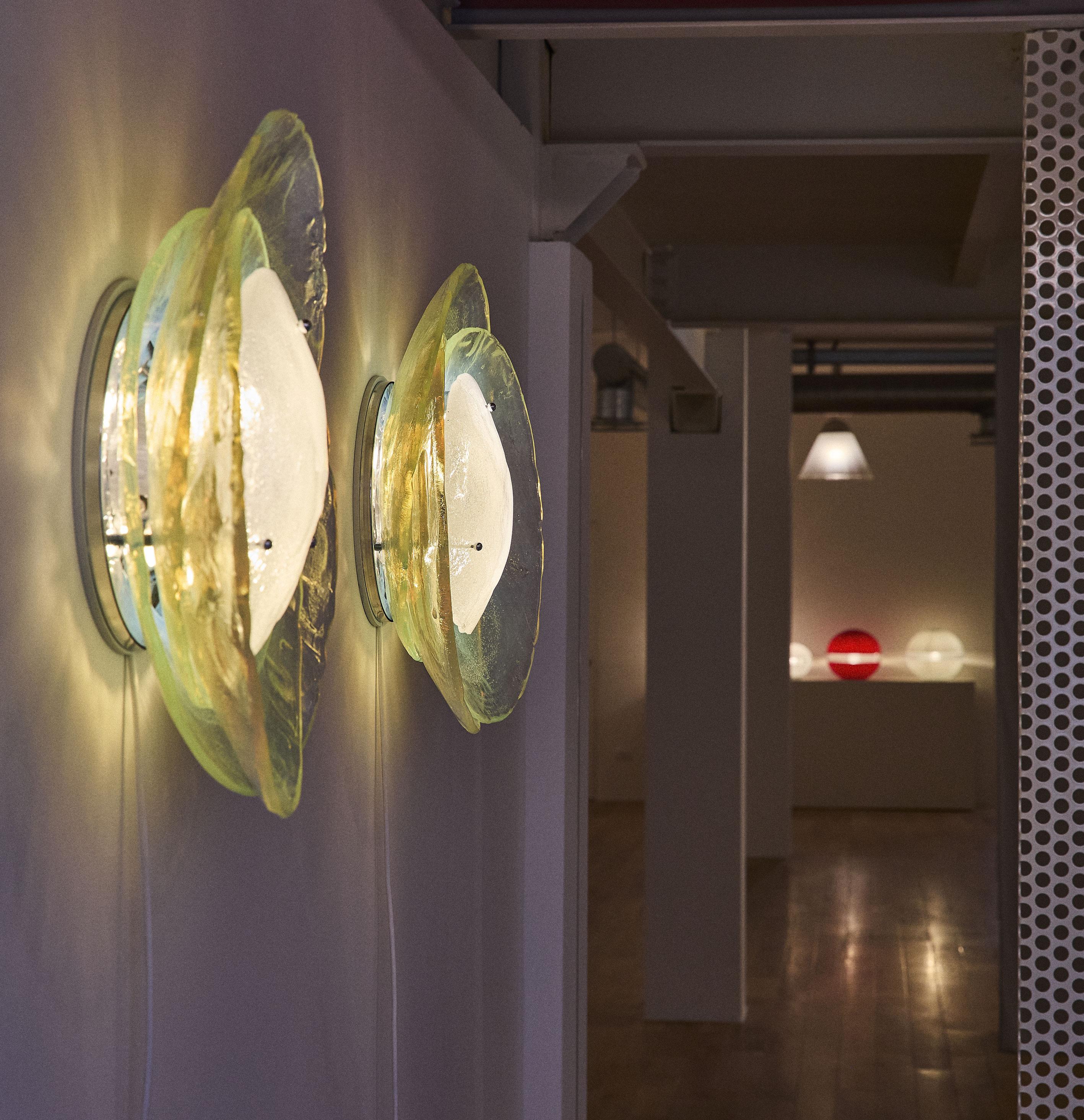 Apliques/plafones de cristal en forma de flor mod. LS204, diseño de Carlo Nason para A.V. Mazzega a principios de los años setenta. Se trata de dos lámparas de un fondo de existencias y por lo tanto en estado como nuevo, la altura del techo es