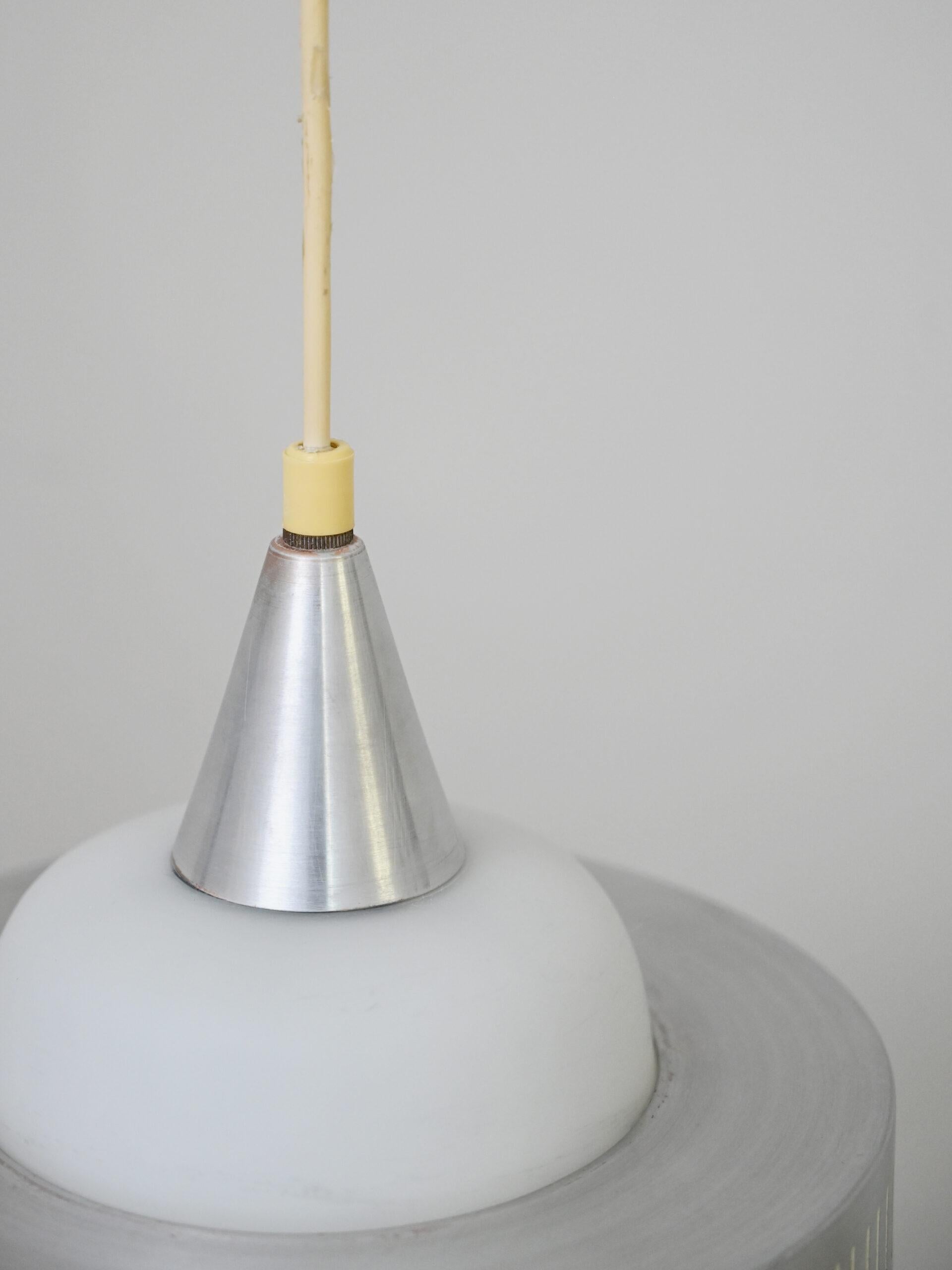 Scandinavian Lampade a sospensione in vetro e metallo in vendita