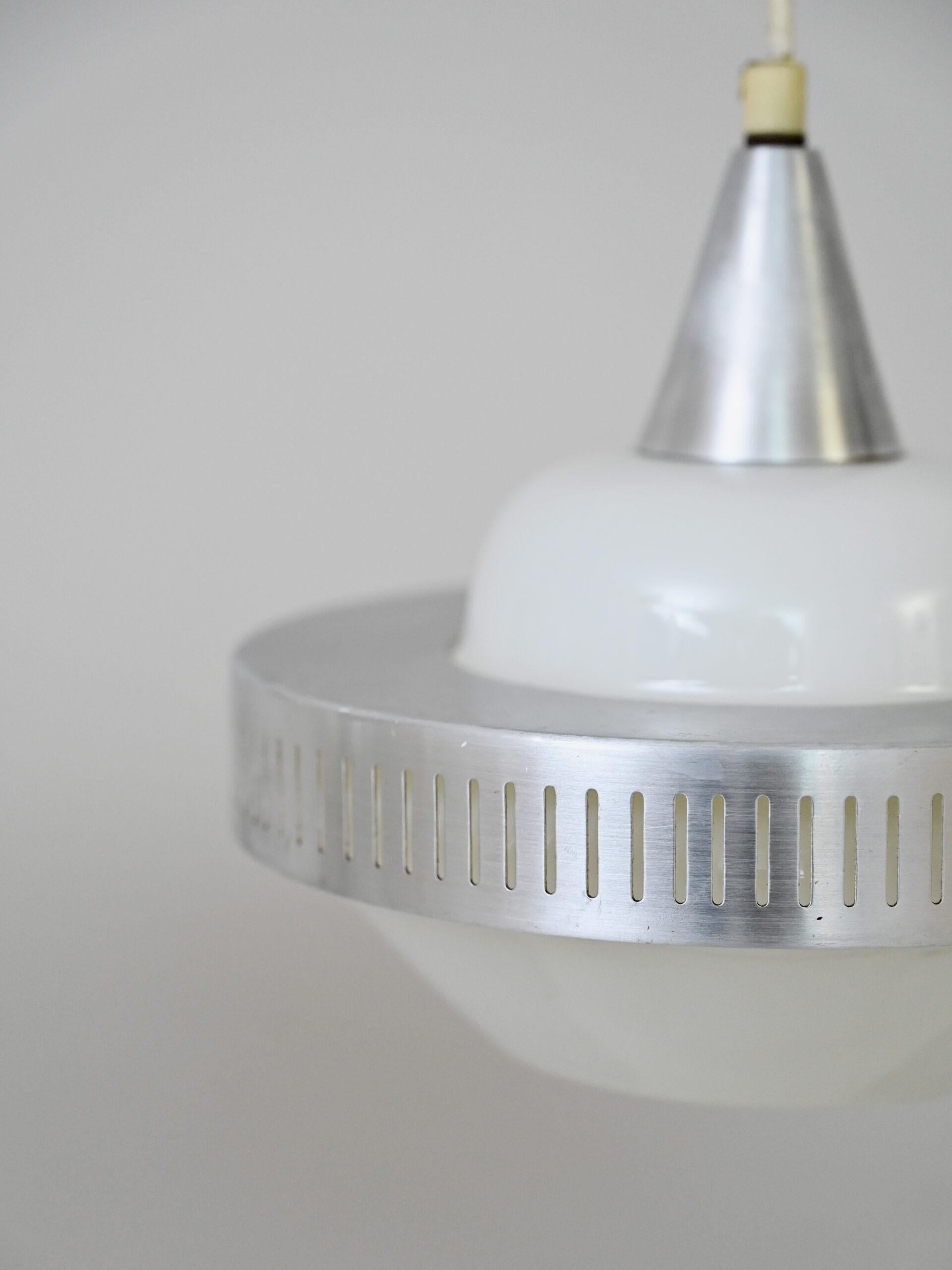 Mid-20th Century Lampade a sospensione in vetro e metallo in vendita