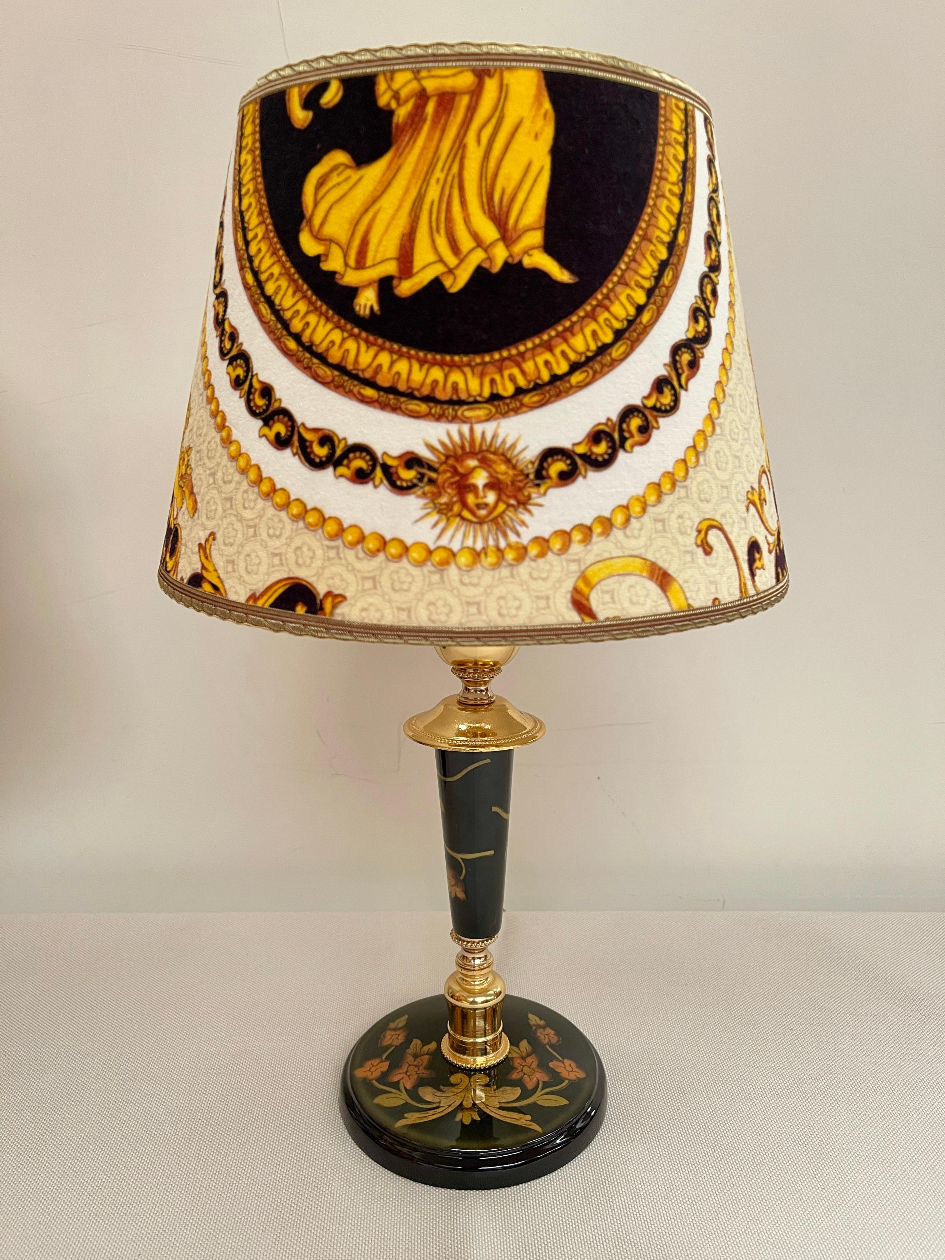 Lampade da comodino italiane in legno e tessuto Versailles, XX secolo. en vente 3