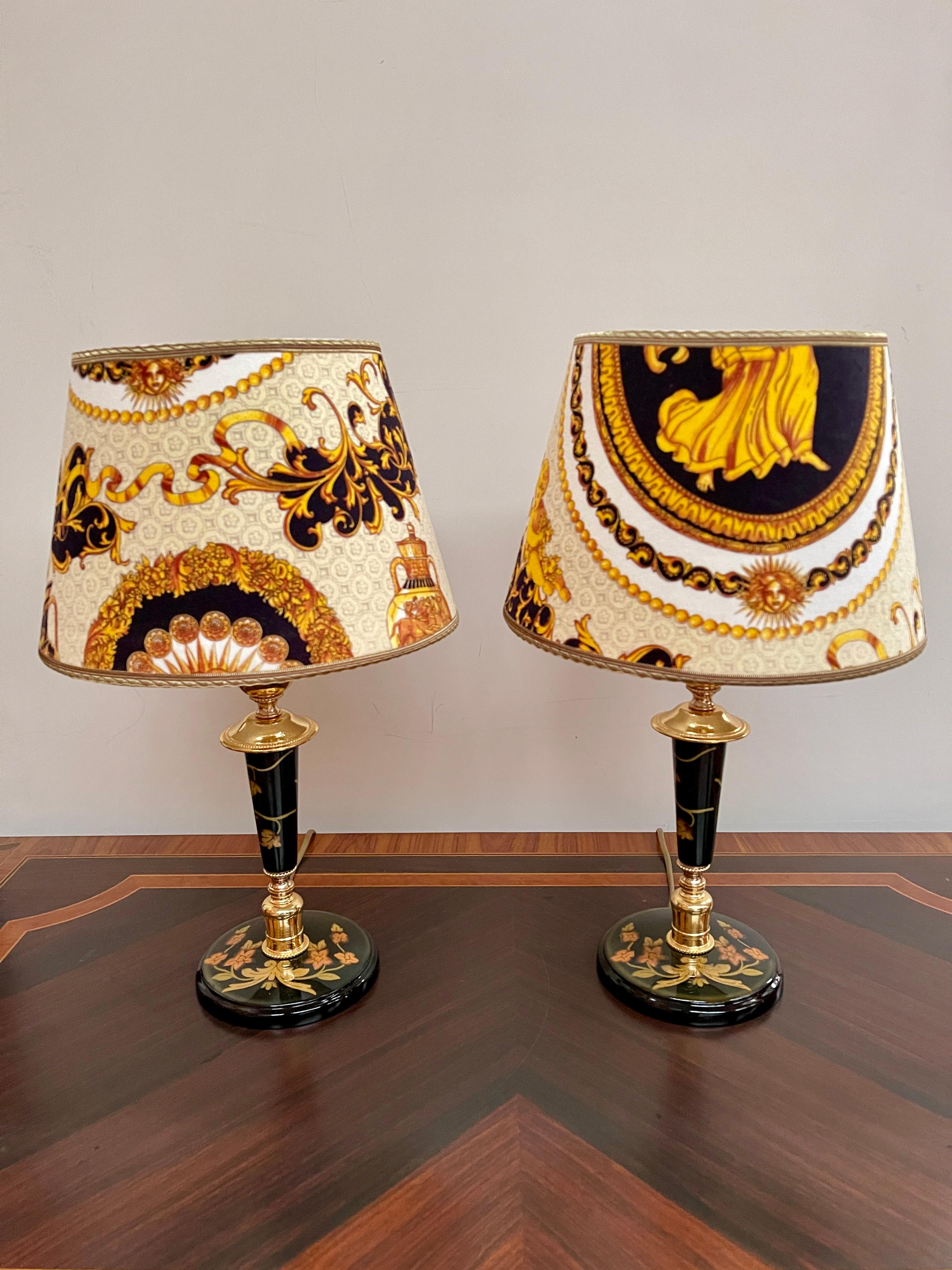 Art nouveau Lampade da comodino italiane in legno e tessuto Versailles, XX secolo. en vente
