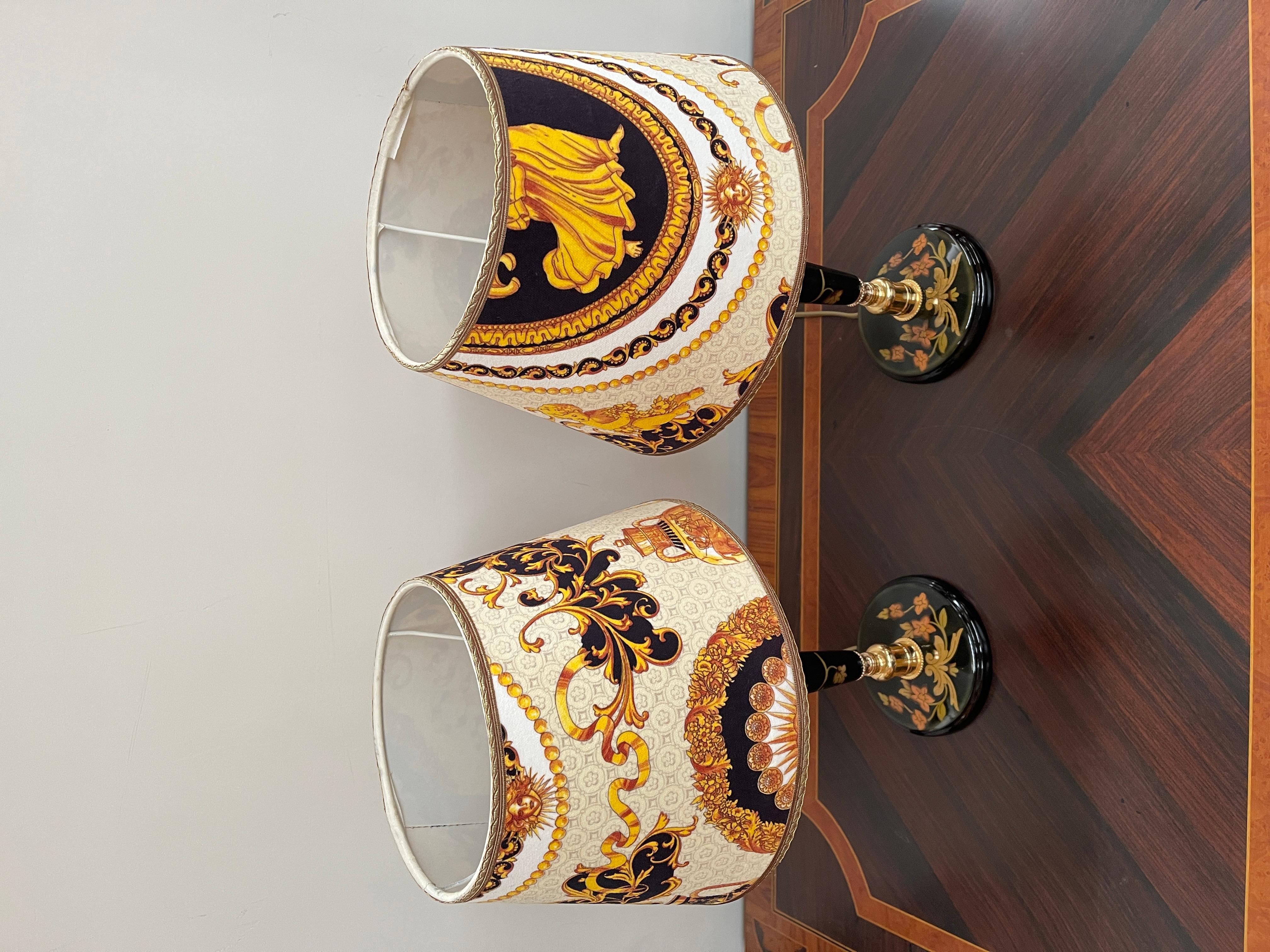 Italian Lampade da comodino italiane in legno e tessuto Versailles, XX secolo. en vente