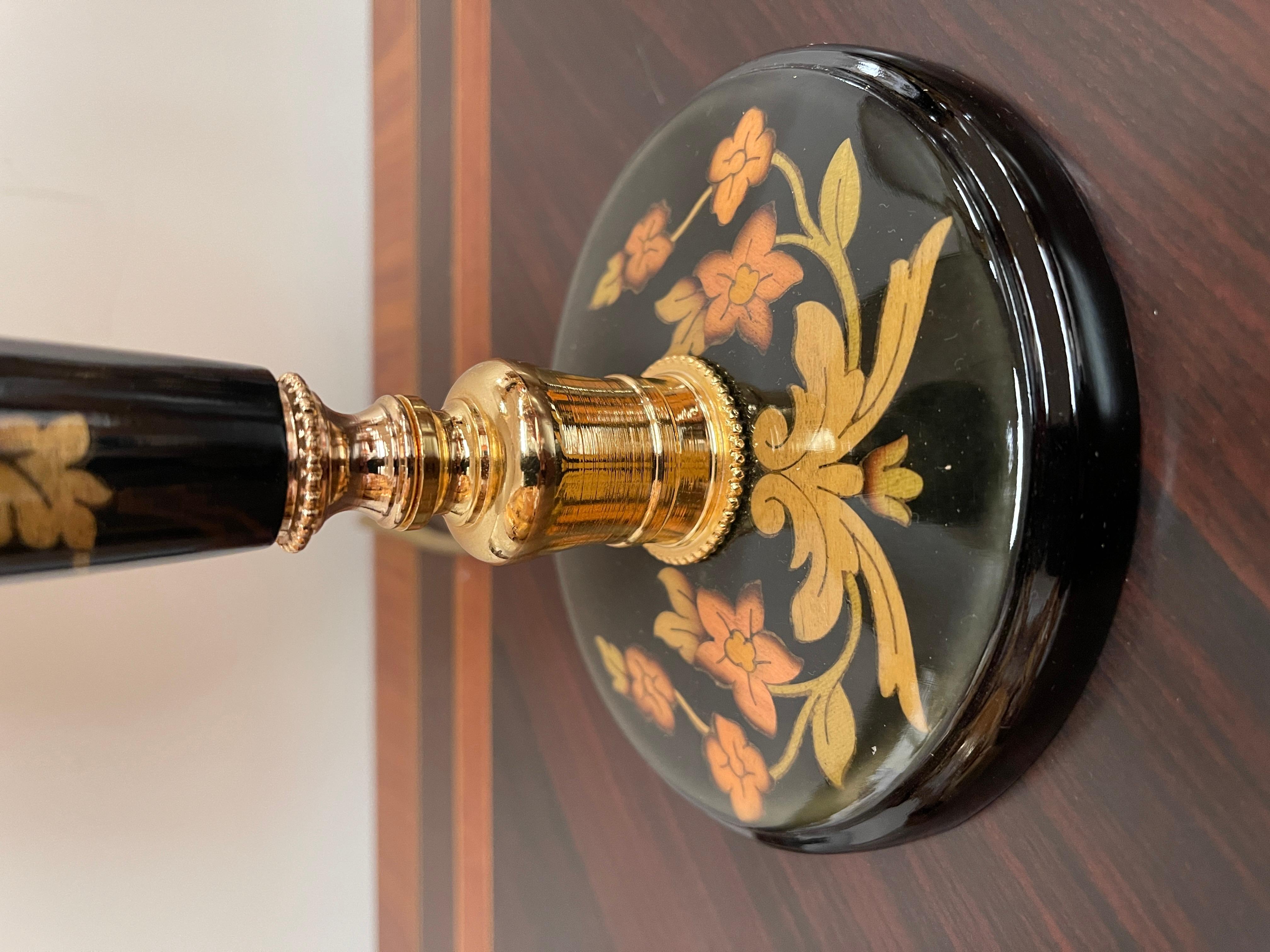 Autre Lampade da comodino italiane in legno e tessuto Versailles, XX secolo. en vente