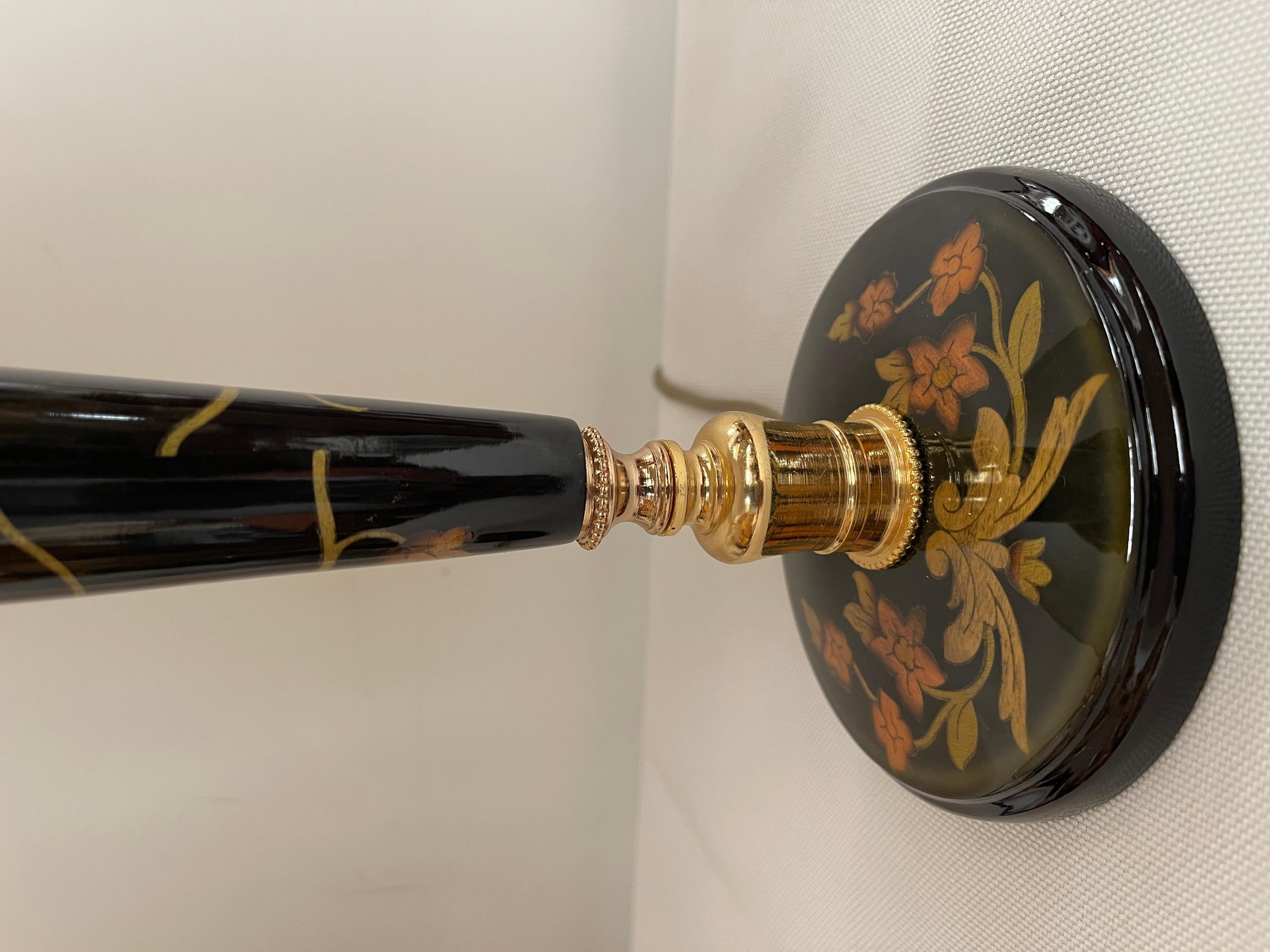 Bois Lampade da comodino italiane in legno e tessuto Versailles, XX secolo. en vente