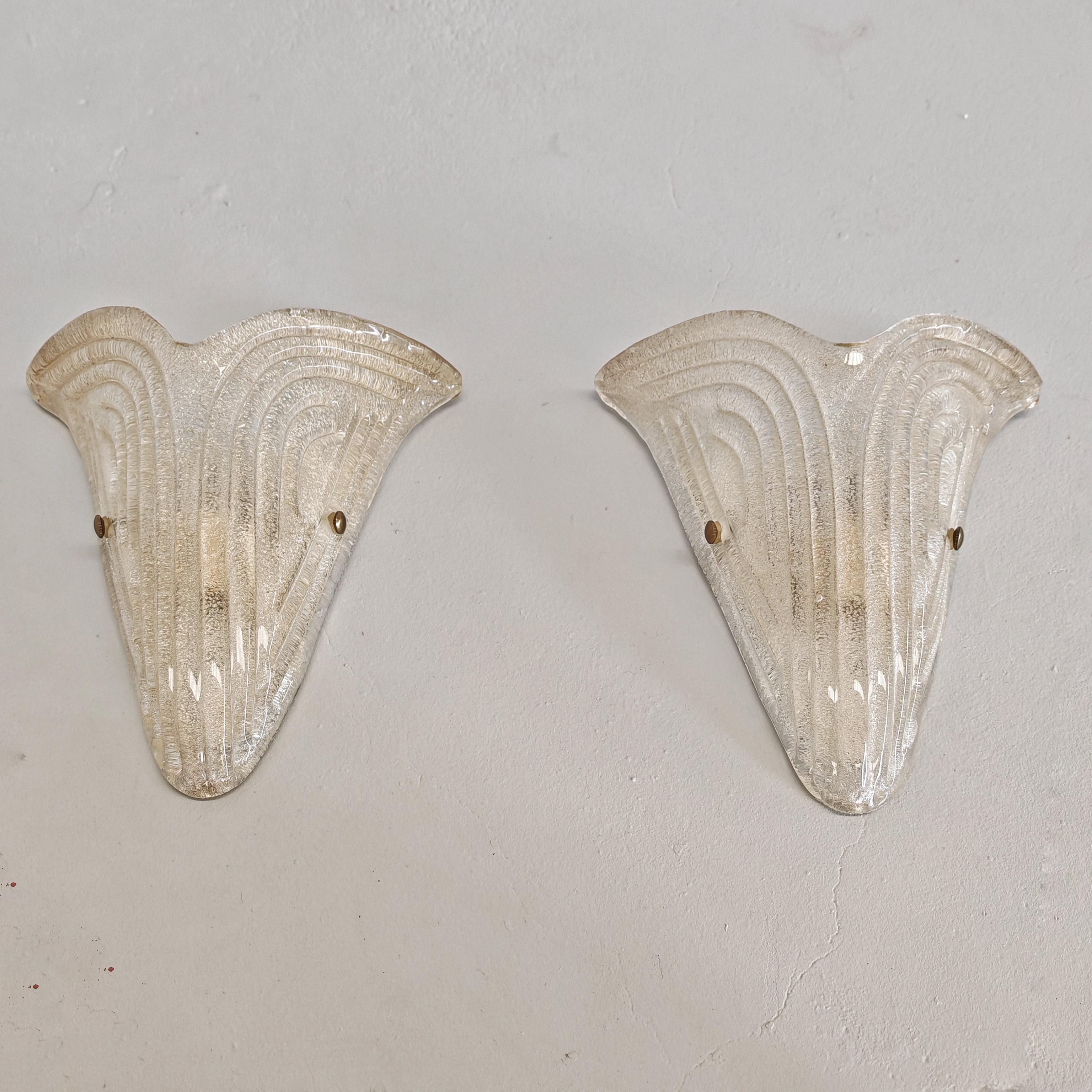 Coppia di lampade in vetro di murano sagomato e lavorato con motivi art deco.