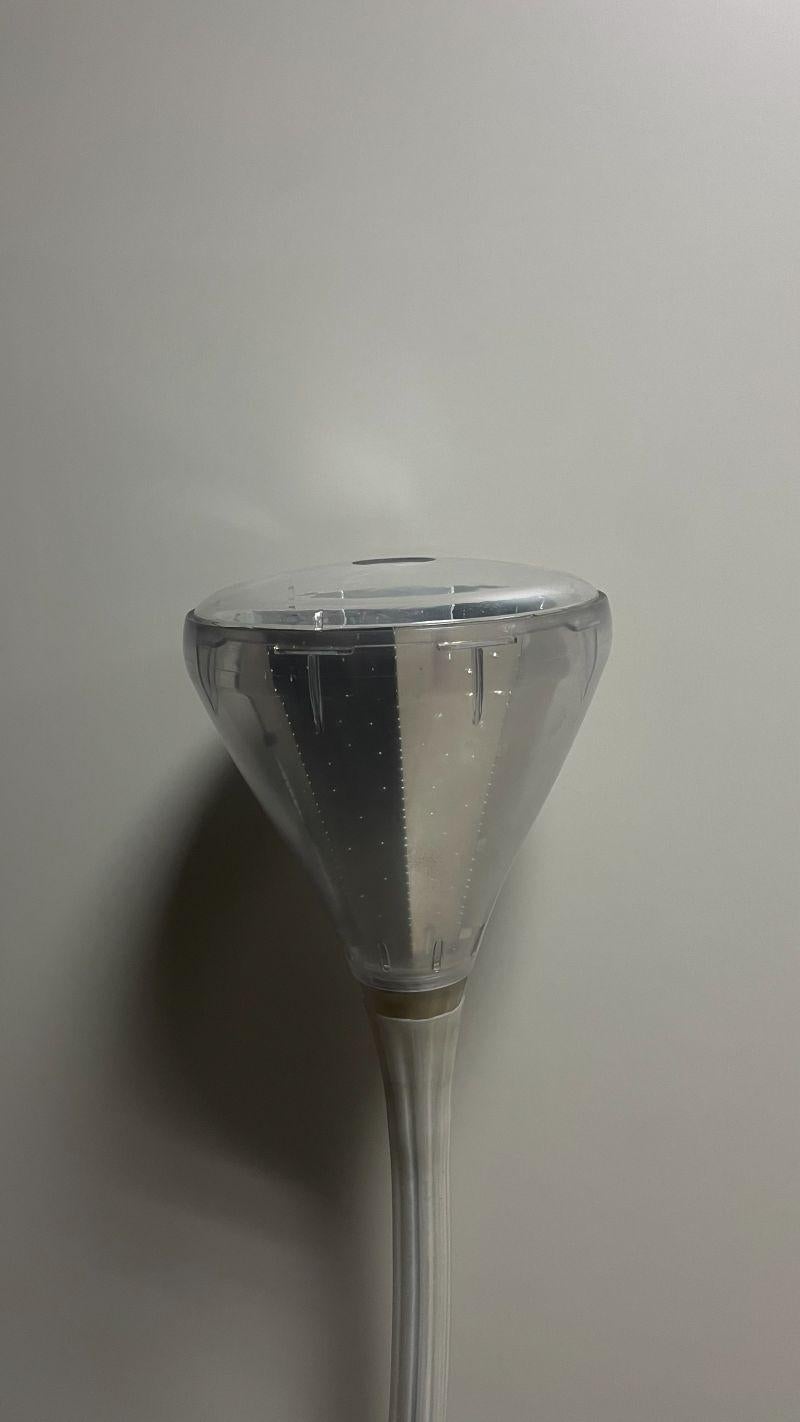 Lámpara de suspensión fluorescente orientable PIPE de Herzog & de Meuron para Artemide

Pipe es una lámpara de suspensión fluorescente orientable con estructura de acrílico flexible verniciado revestida por una guaina de silicona platino natural