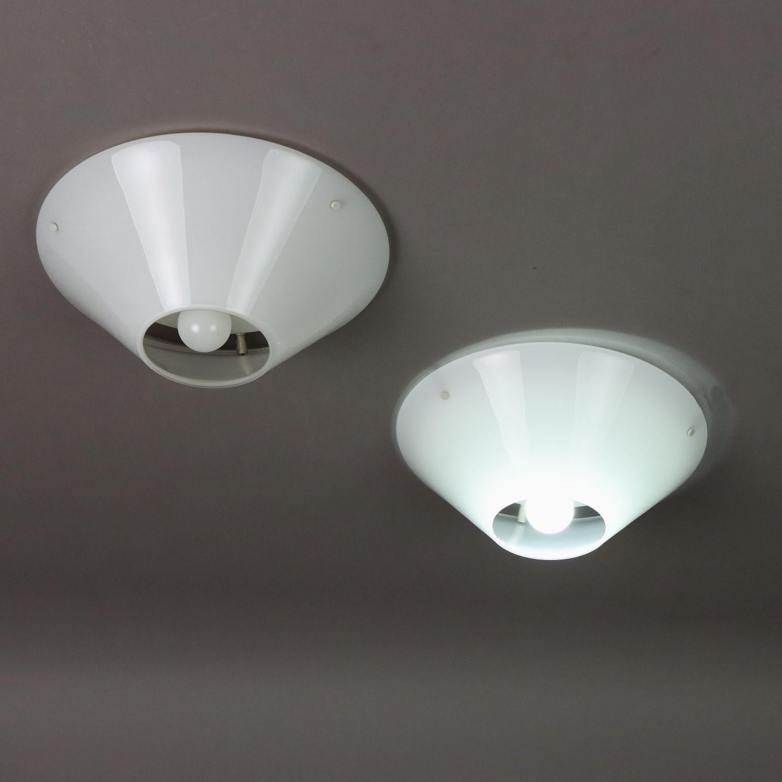 Coppia di lampade a parete/soffitto, con montatura in alluminio smaltato e vetro bianco. 