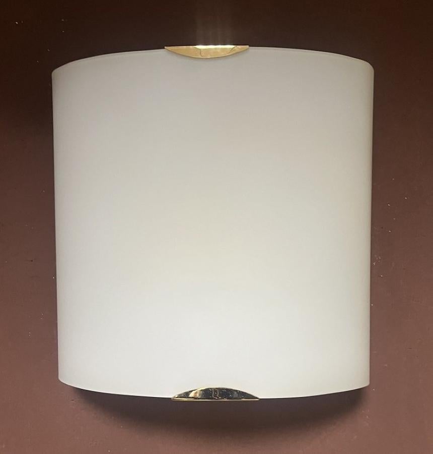 Leucos SELIS PP35 è una lampada da parete o soffitto semplice e lineare che emana una luce calda e diffusa. Il diffusore è in vetro termoformato bianco; la struttura è in metallo con placcatura oro.
Designer: Giovanna Noti Massari, Renato