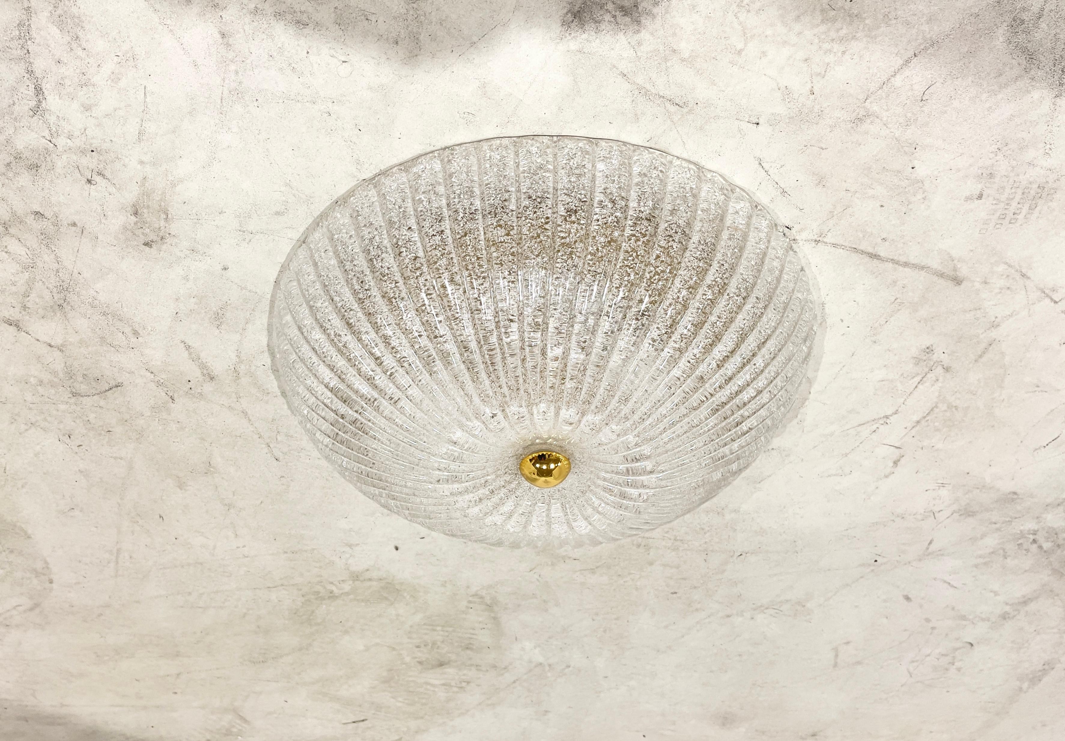 Elegante coppia di plafoniere in Vetro di Murano degli anni '50.
Grazie al loro design senza tempo  e alle ottime condizioni, queste lampade da soffitto italiane sono ideali in ambienti come ingressi, soggiorni, sale da pranzo e camere da letto. El
