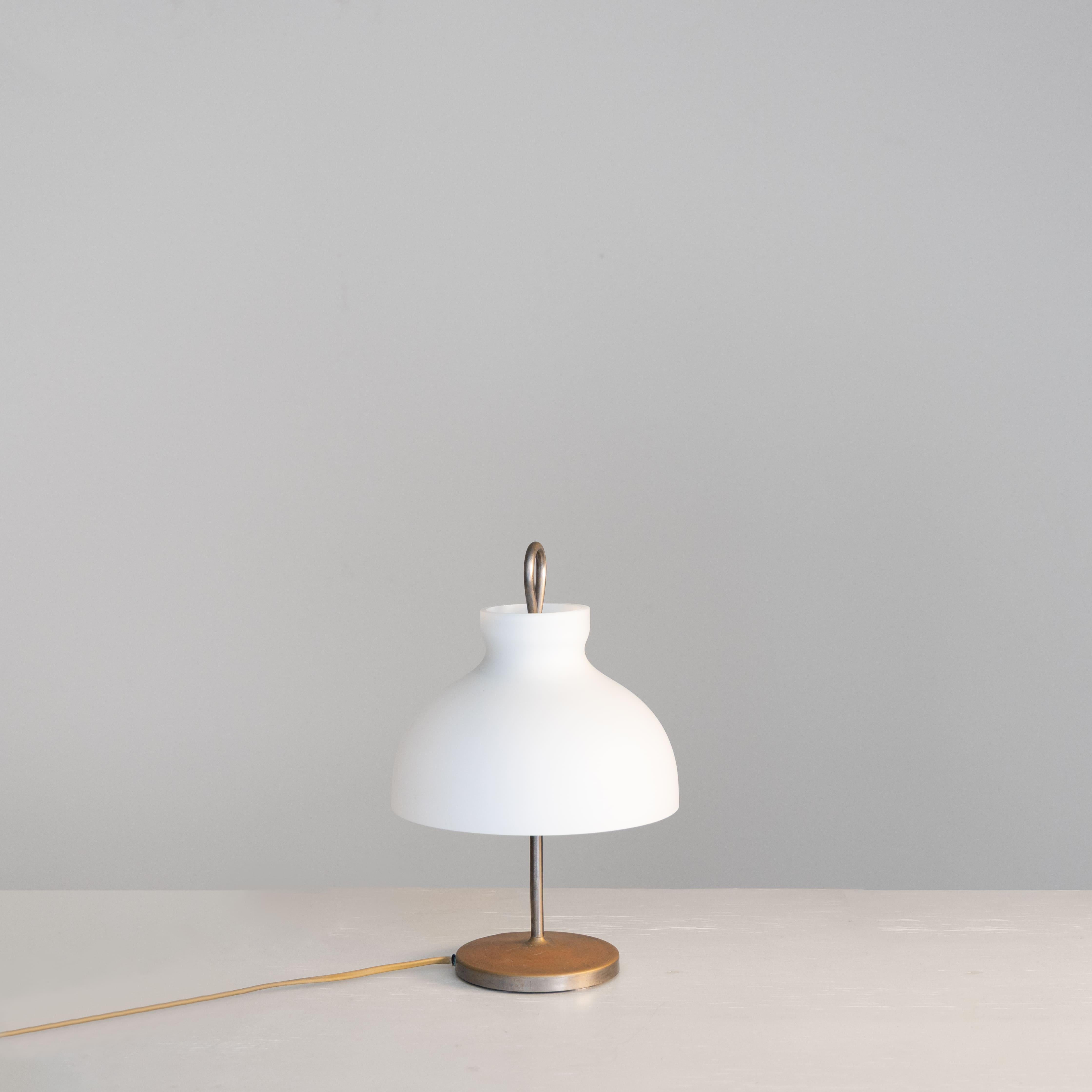 Arenzano table lamp, design by Ignazio Gardella for Azucena, Italy, 1965. Designed in 1956 and named after the Ligurian town where Gardella made several buildings, this lamp is a fine example of his style. In good overall condition with original