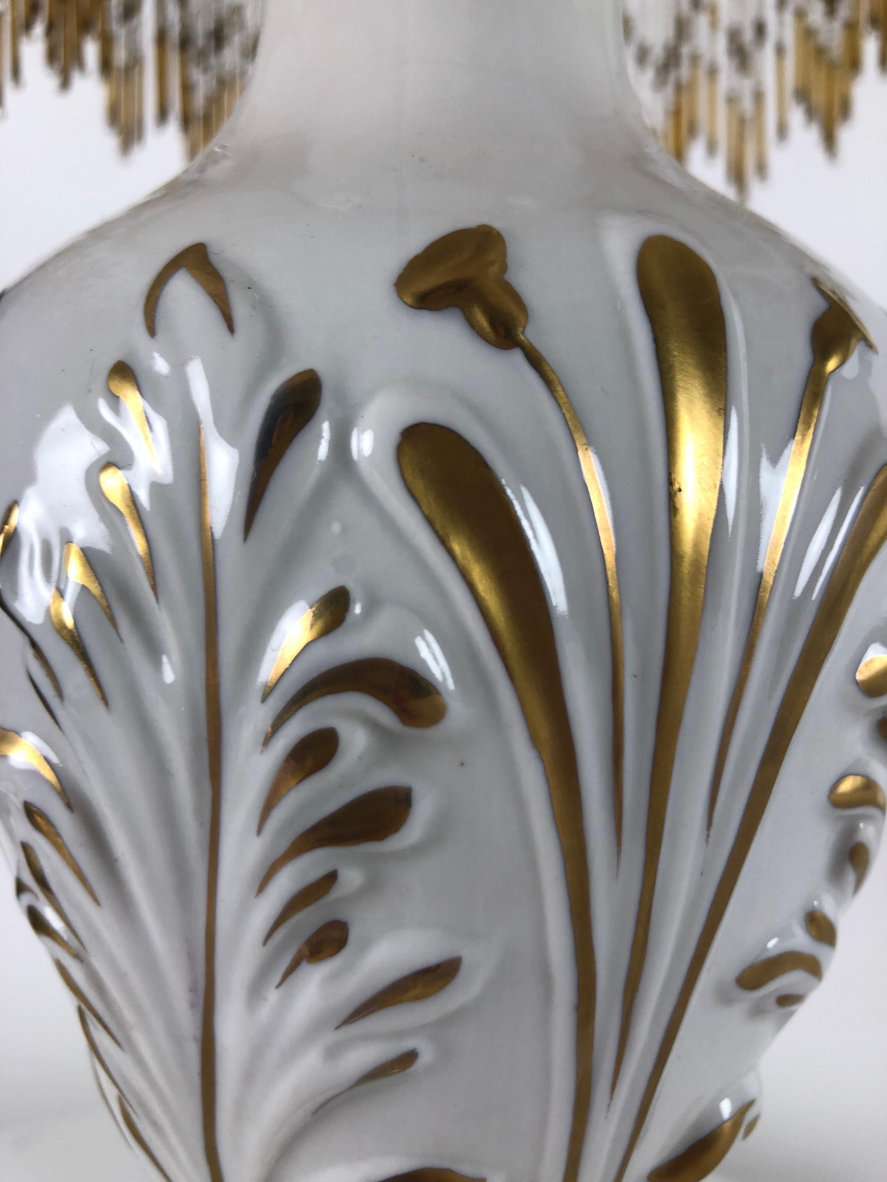 Romantique Lampade Da Tavolo Italiana Porcellana Bianca Dipinta a Mano Con Decori en Oro en vente