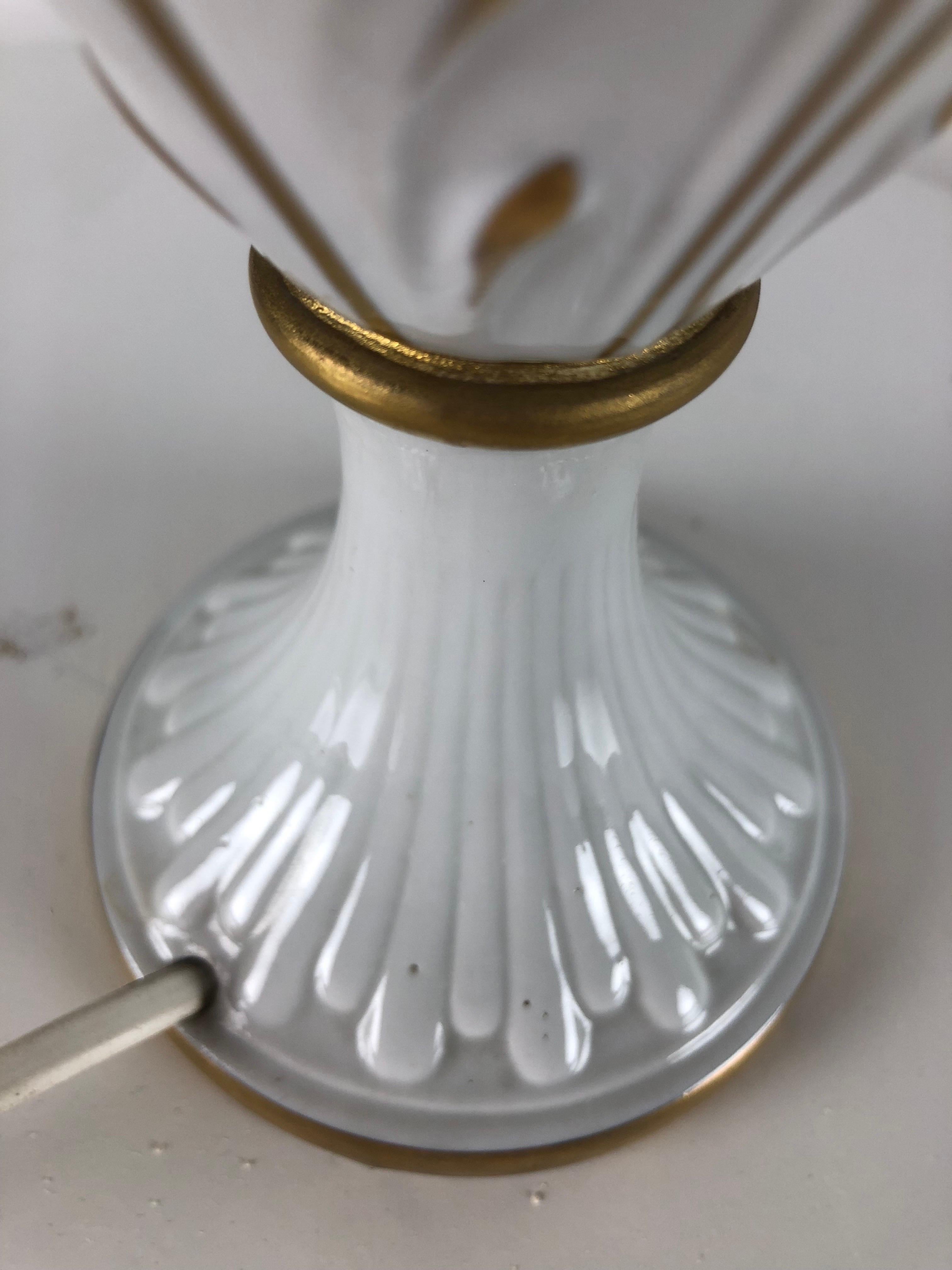 20ième siècle Lampade Da Tavolo Italiana Porcellana Bianca Dipinta a Mano Con Decori en Oro en vente