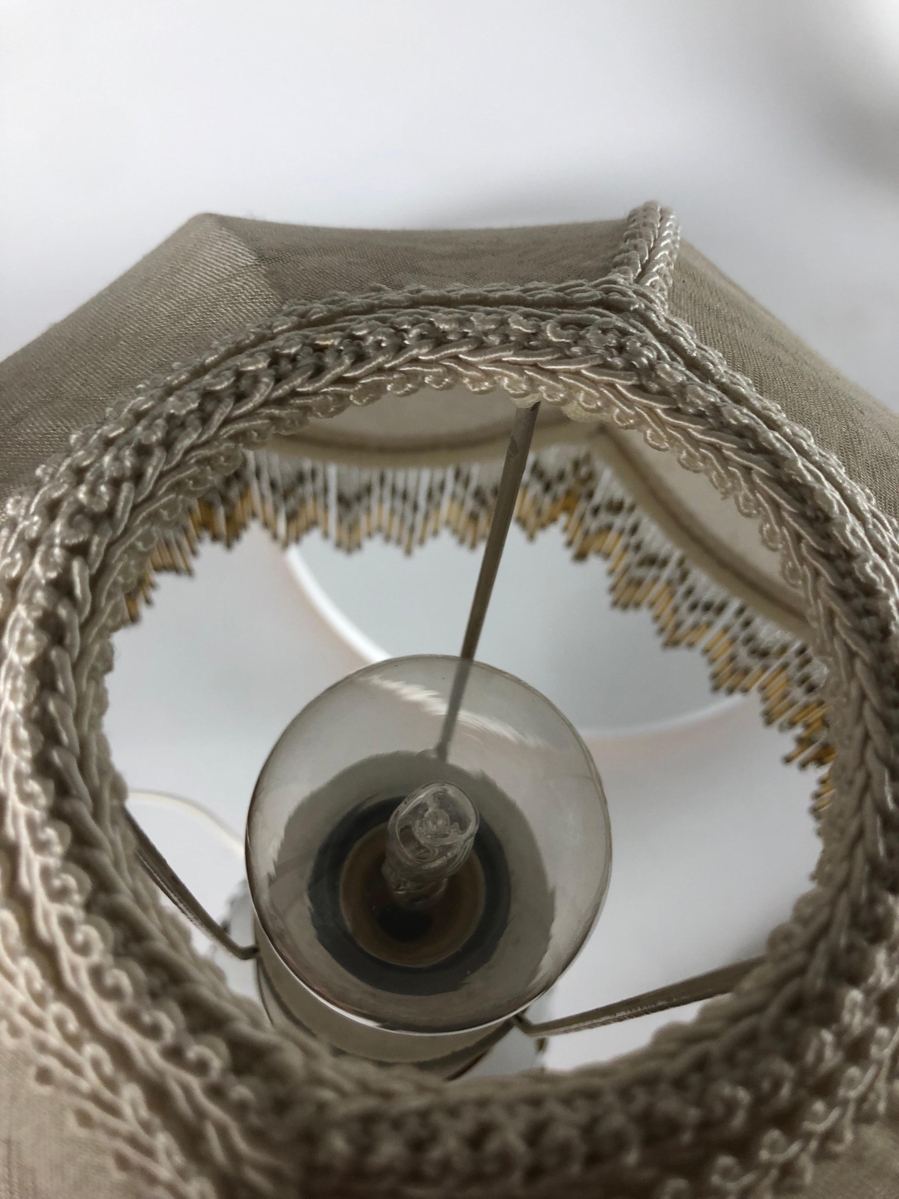 Porcelaine Lampade Da Tavolo Italiana Porcellana Bianca Dipinta a Mano Con Decori en Oro en vente