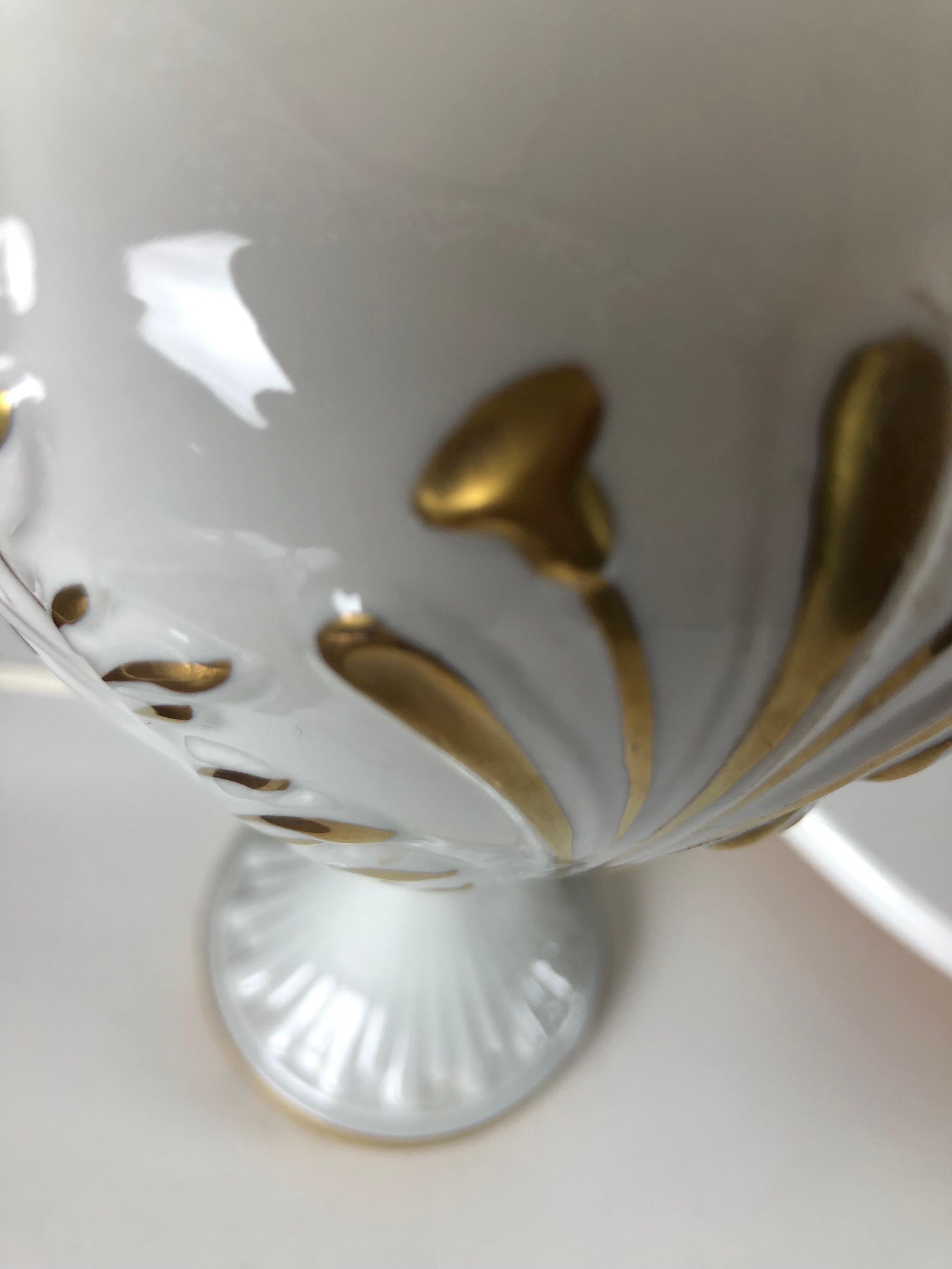 Lampade Da Tavolo Italiana Porcellana Bianca Dipinta a Mano Con Decori en Oro en vente 1