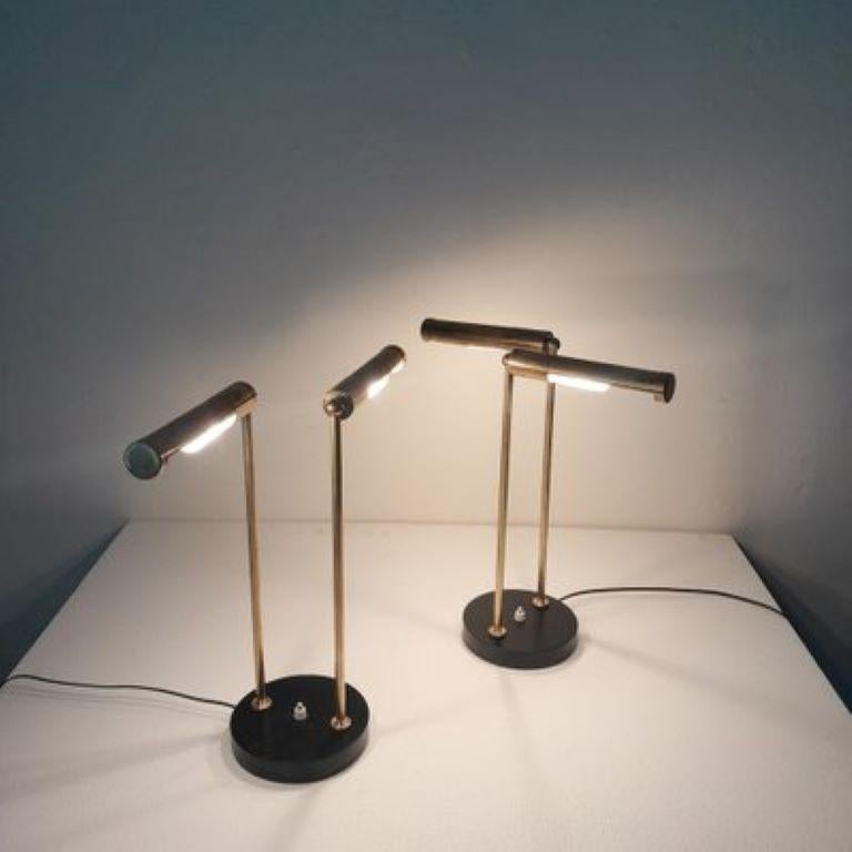 Paire de lampes de table en métal peint en noir et en laiton, années 1960, entièrement restaurées et recâblées.
Le diffuseur cylindrique est réglable, le reste de la lampe reste fixe. Elles sont belles et fonctionnelles pour un bureau ou une table