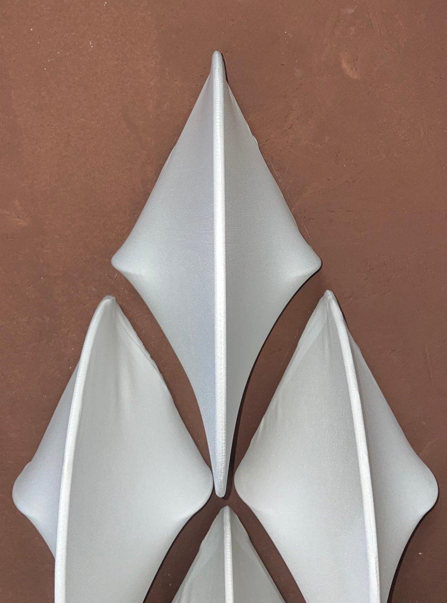 Lampade Kaori in tessuto elastico. Qui proposte in set di 4 appliques, ma concettualmente progettate da Takahama per essere utilizzate come in tal caso da appliques oppure come lampade da tavolo poichè dotate di piedini in gomma antiscivolo.