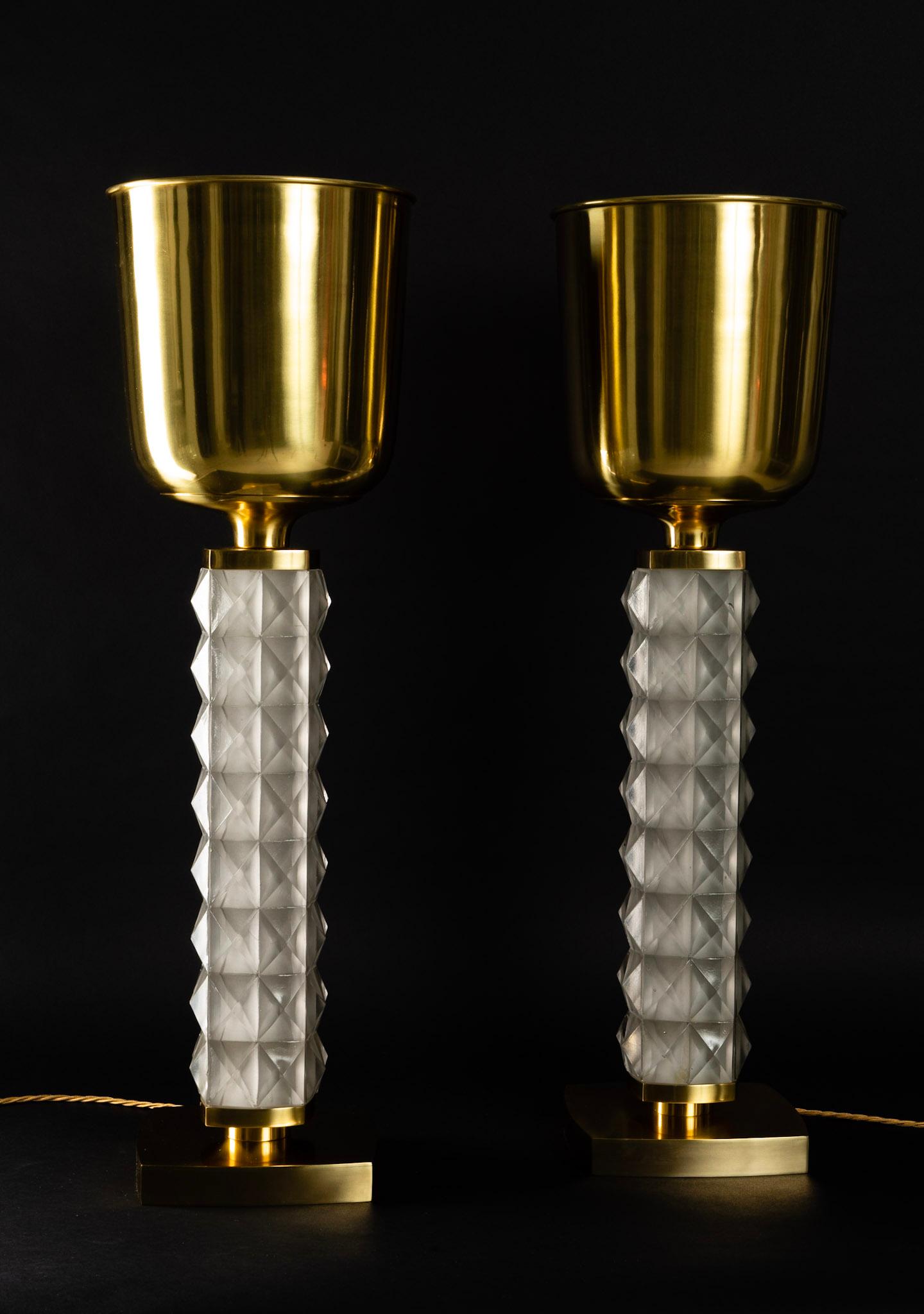 Paire de lampes 'MEZZE LUMINATOR' de Roberto Giulio Rida

Grandes lampes de table conçues et produites par Roberto Giulio Rida, qui a voulu s'inspirer du passé en reprenant le modèle 