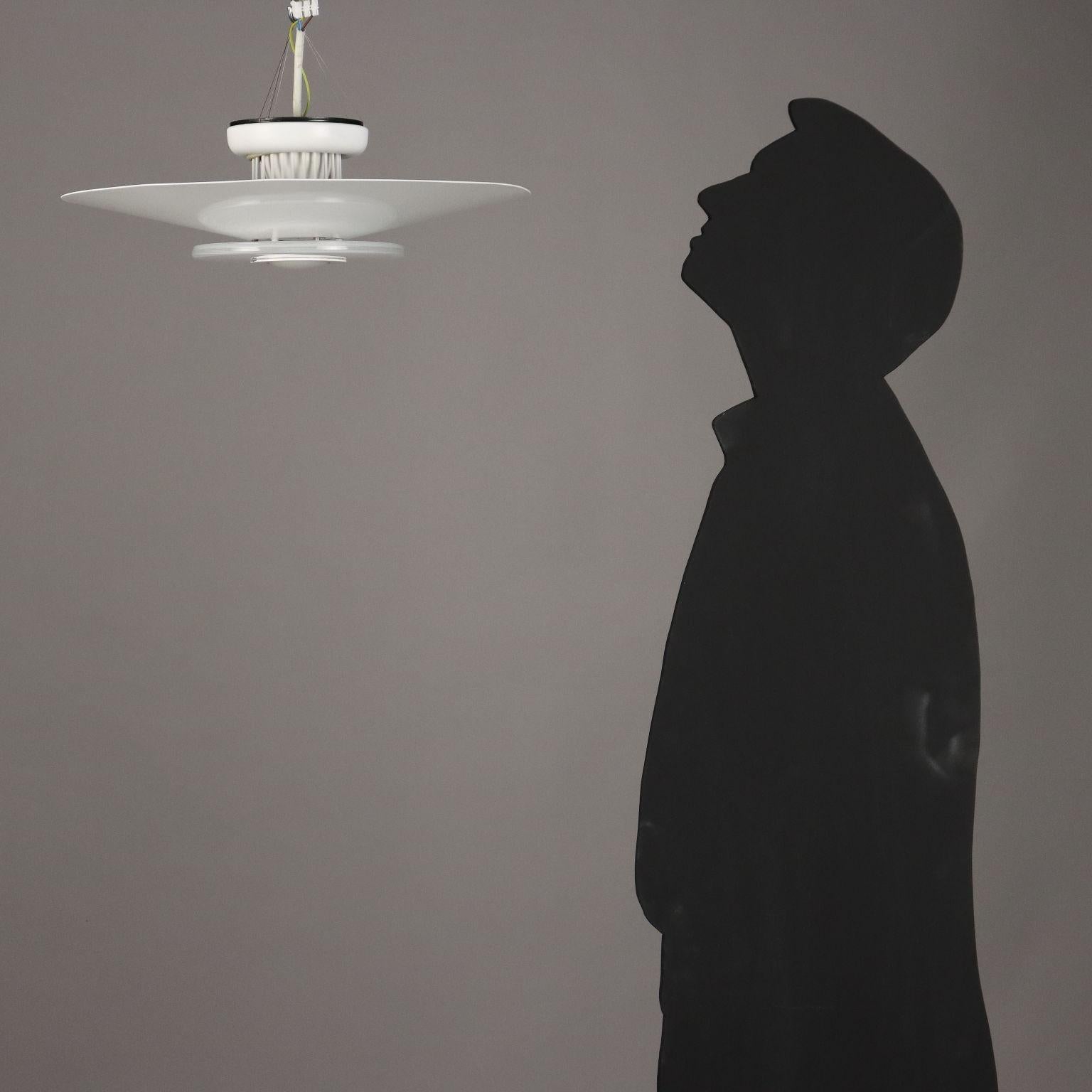 Coppia di lampade a soffitto in alluminio smaltato e vetro. 