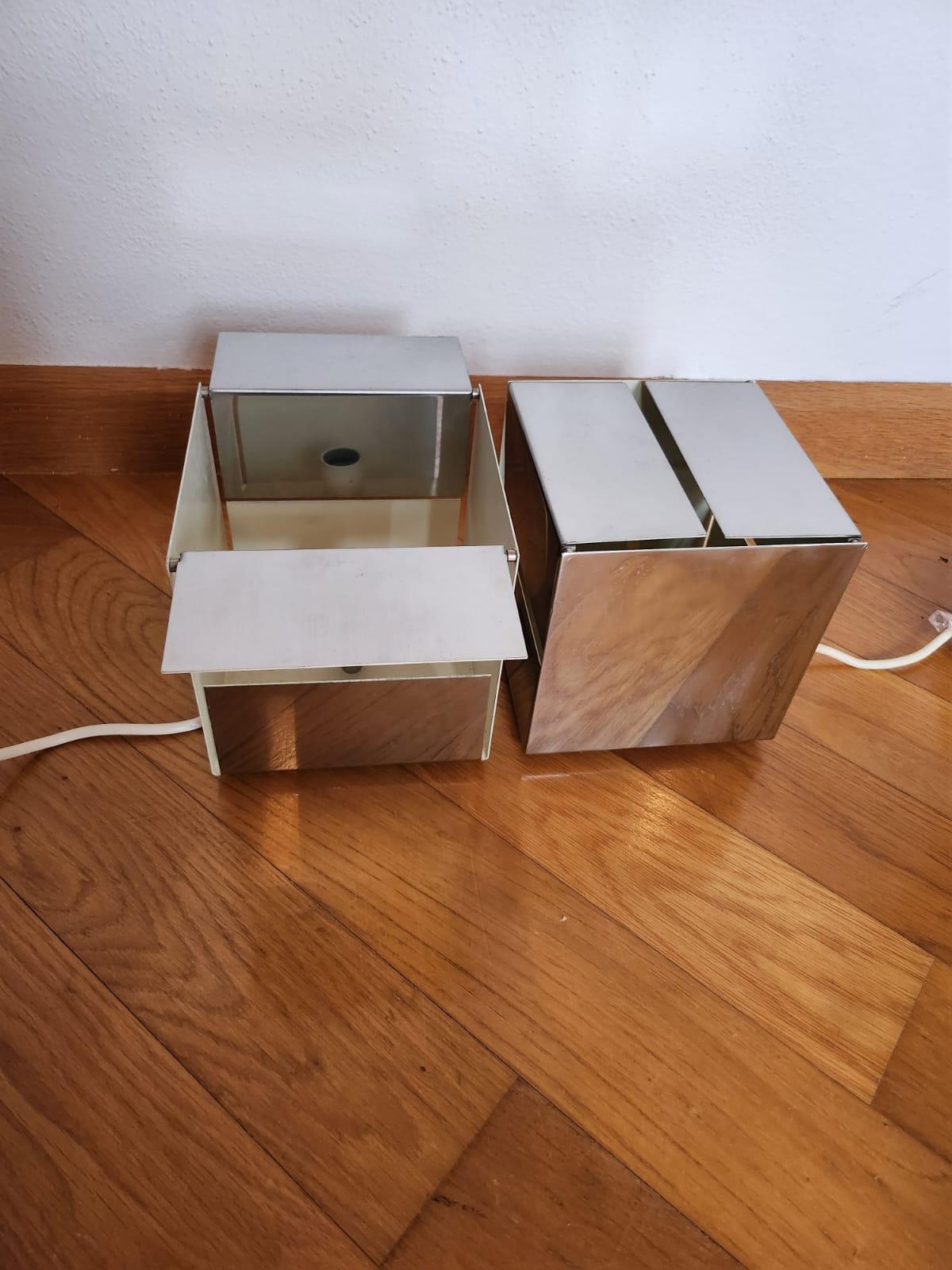 Kinetische Lampe, entworfen von Paolo Tilche und hergestellt von Sirrah.
Es kann auf verschiedene Arten positioniert werden, Sie können das Licht nach Ihrem Geschmack abdecken.
Weiß lackiertes Lampeninnere verstärkt die Lichtwirkung 
