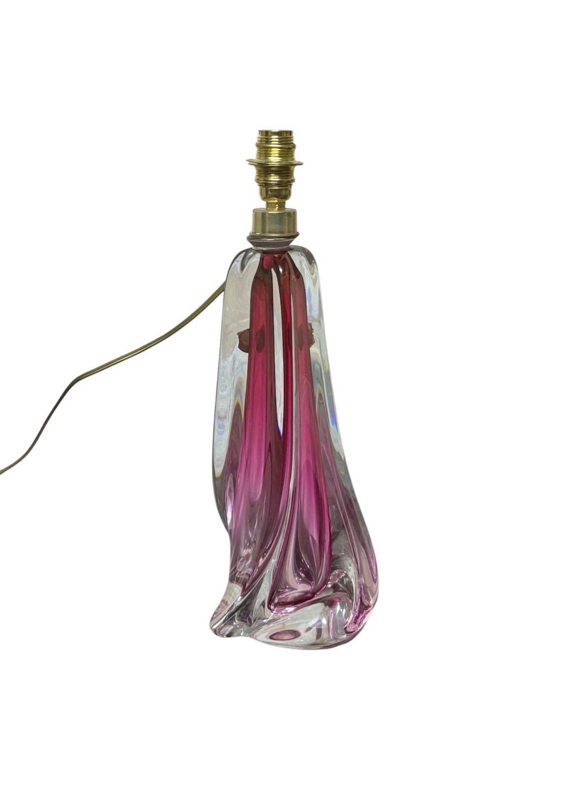Lámpara Val Saint Lambert Cirka 1.940.
Lámpara belga Val Saint Lambert Circa 1.940, realizada en crital plomado en color rosa.
Medidas:
Alt 37cm
Ancho cuello 7cm
Ancho-Boden 14cm